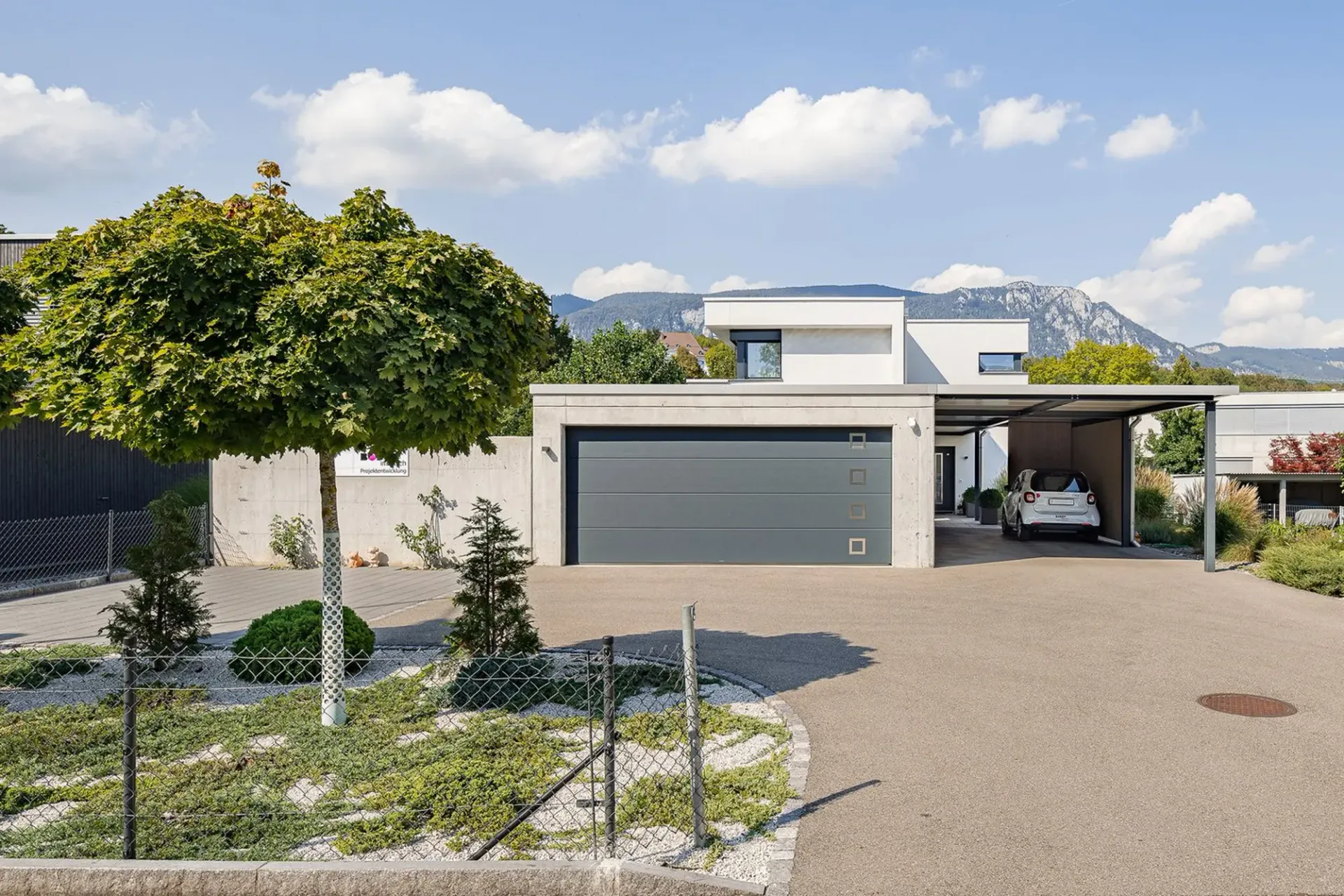 Modernes Einfamilienhaus mit Pool in Solothurn