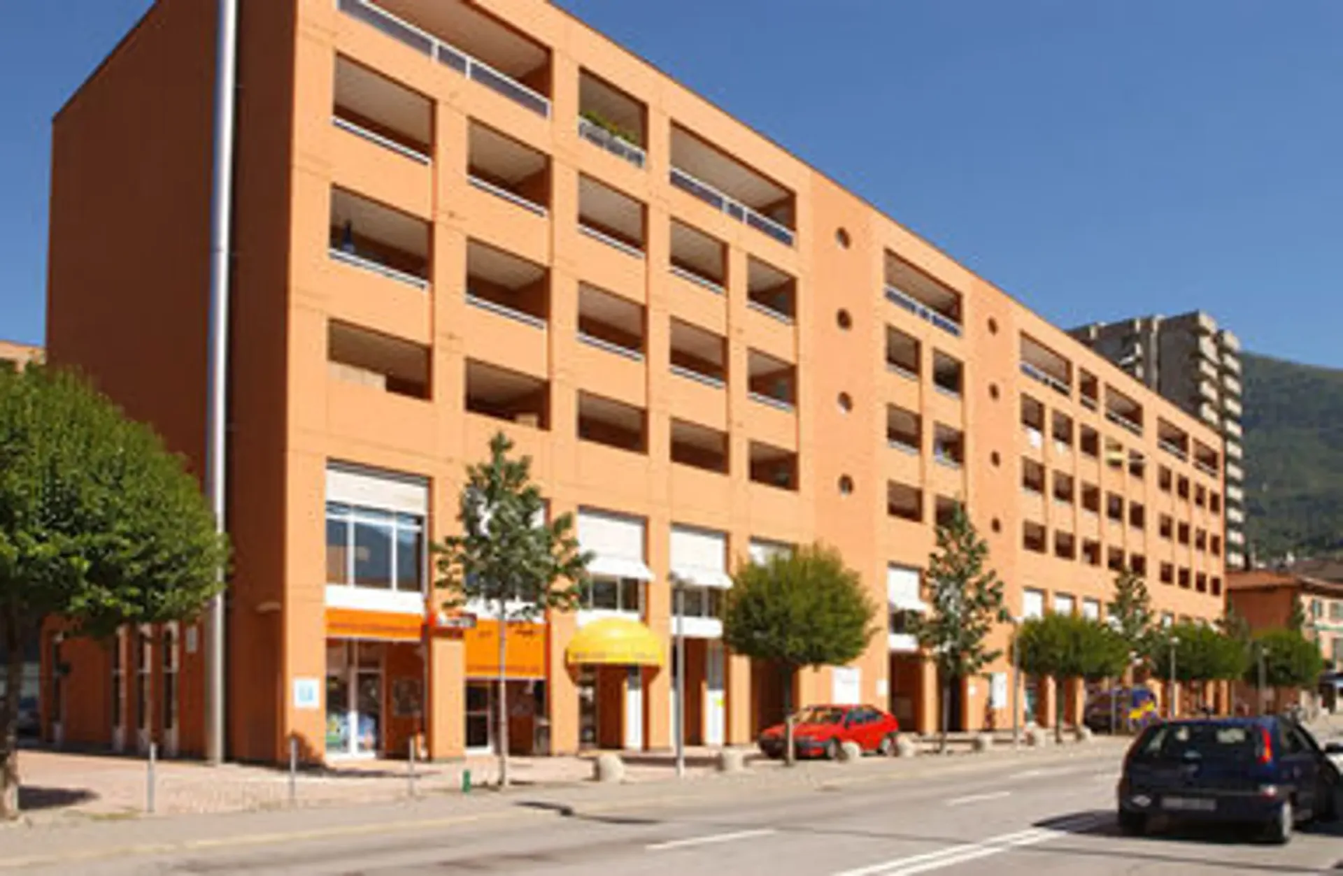 Letztes Stockwerk mit Terrasse und offener Aussicht im Herzen von Viganello