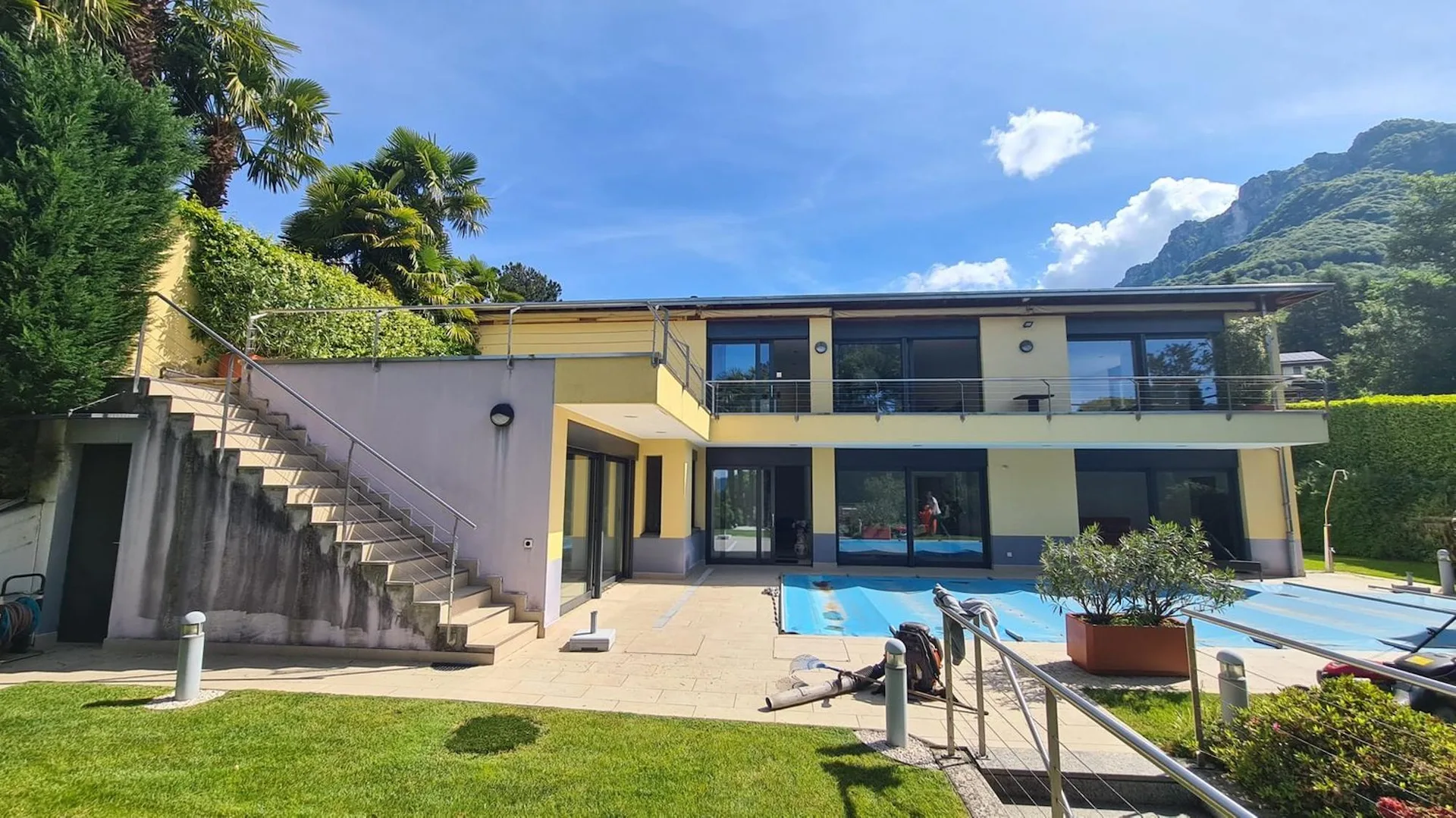 Villa Luganese: Un’oasi di rara eleganza e assoluta riservatezza a pochi minuti da Lugano