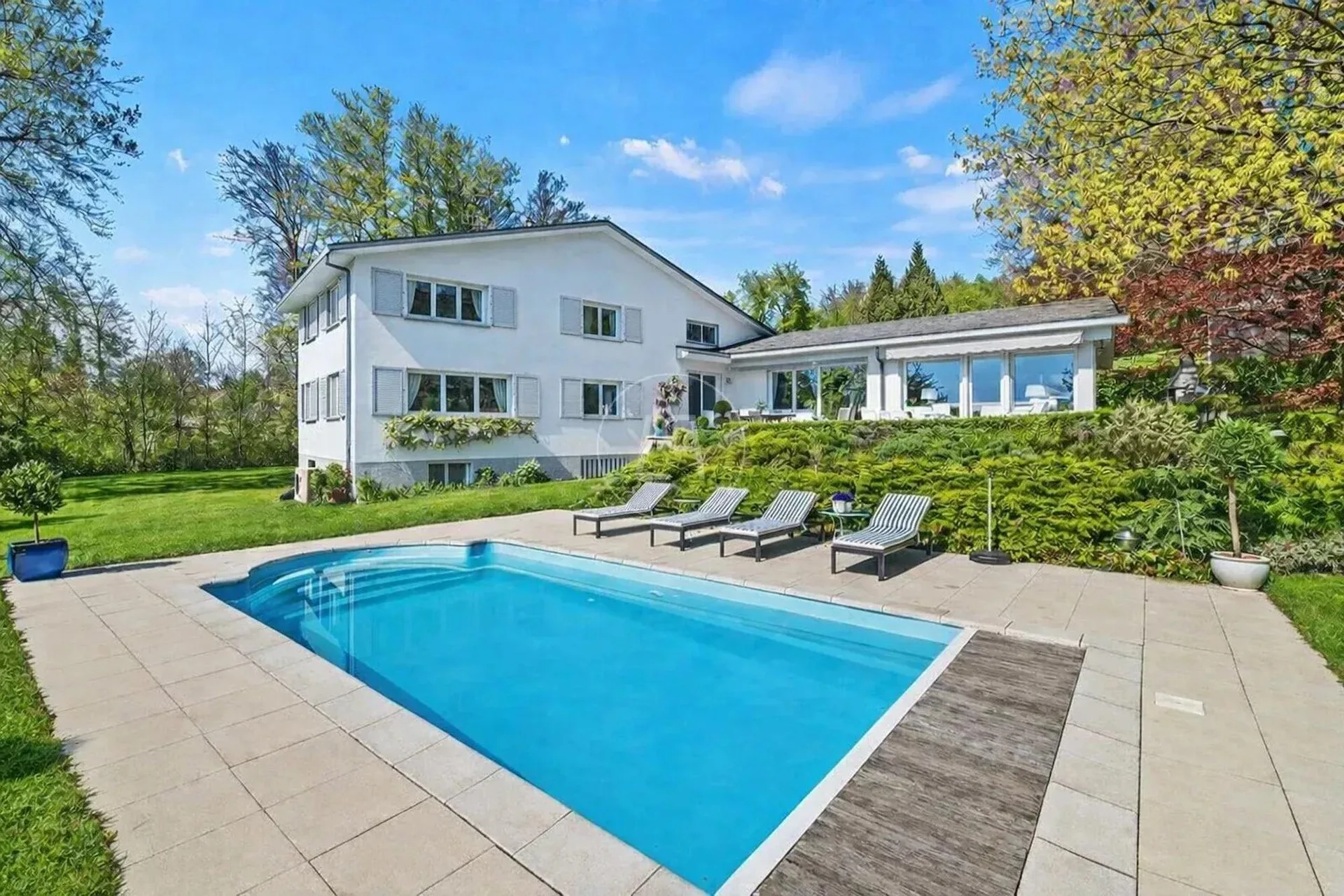 Superb family property with pool and lake view in Epalinges