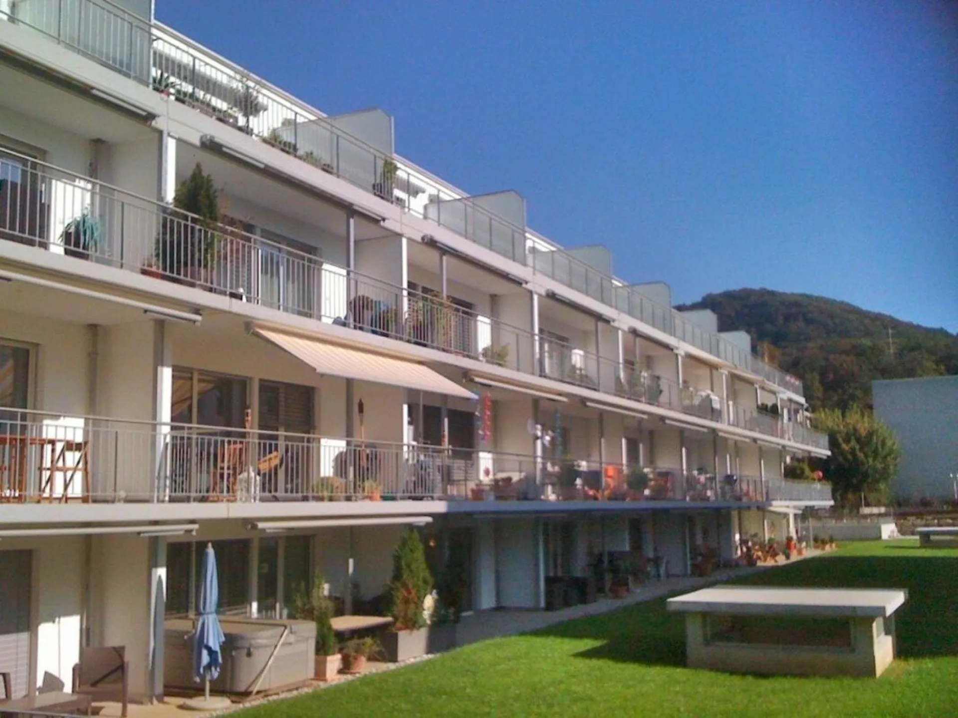 SCHÖNE WOHNUNG MIT GARTENSITZPLATZ