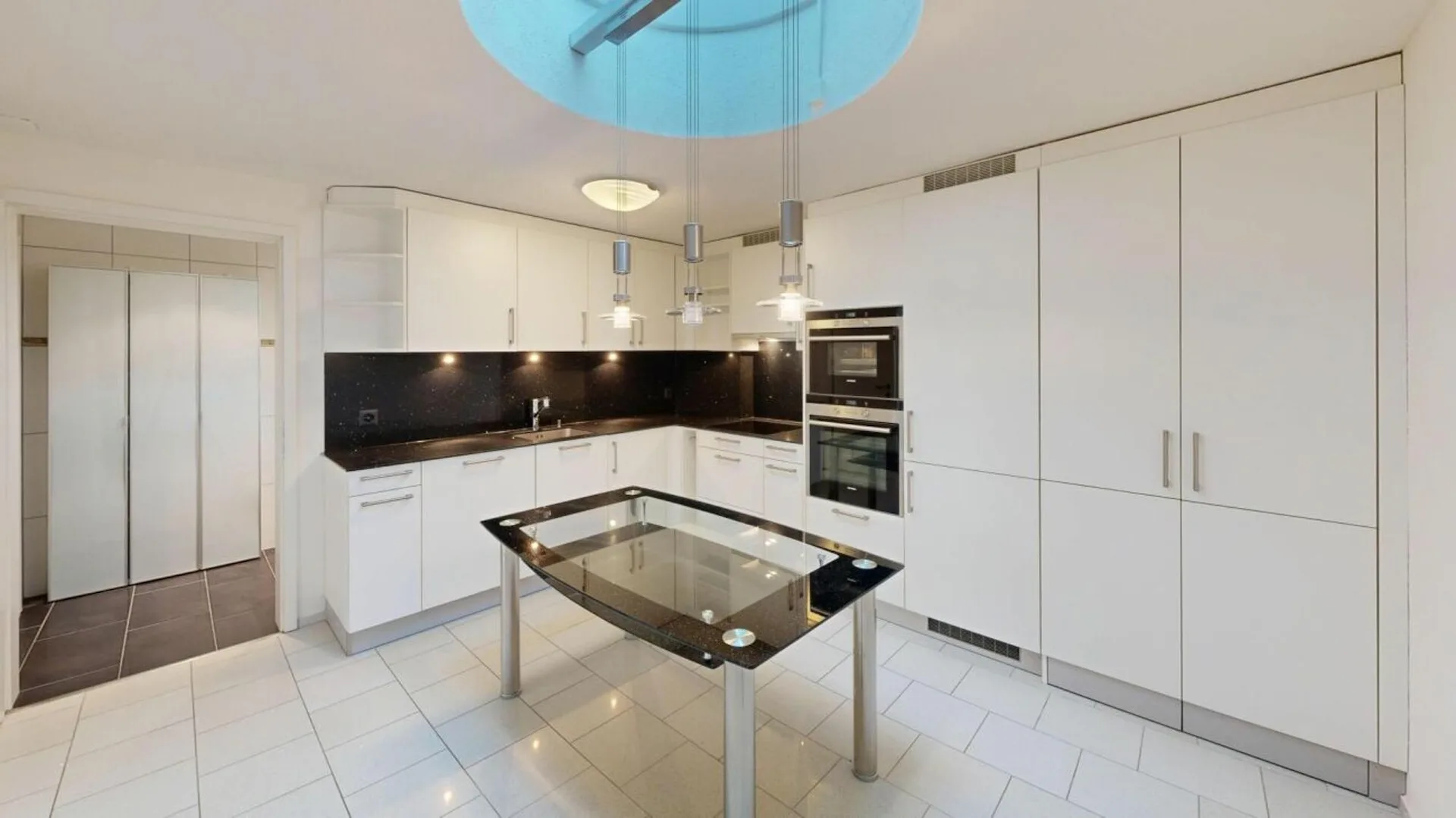 Exceptional 3.5-room apartment with separate entrance & garage included