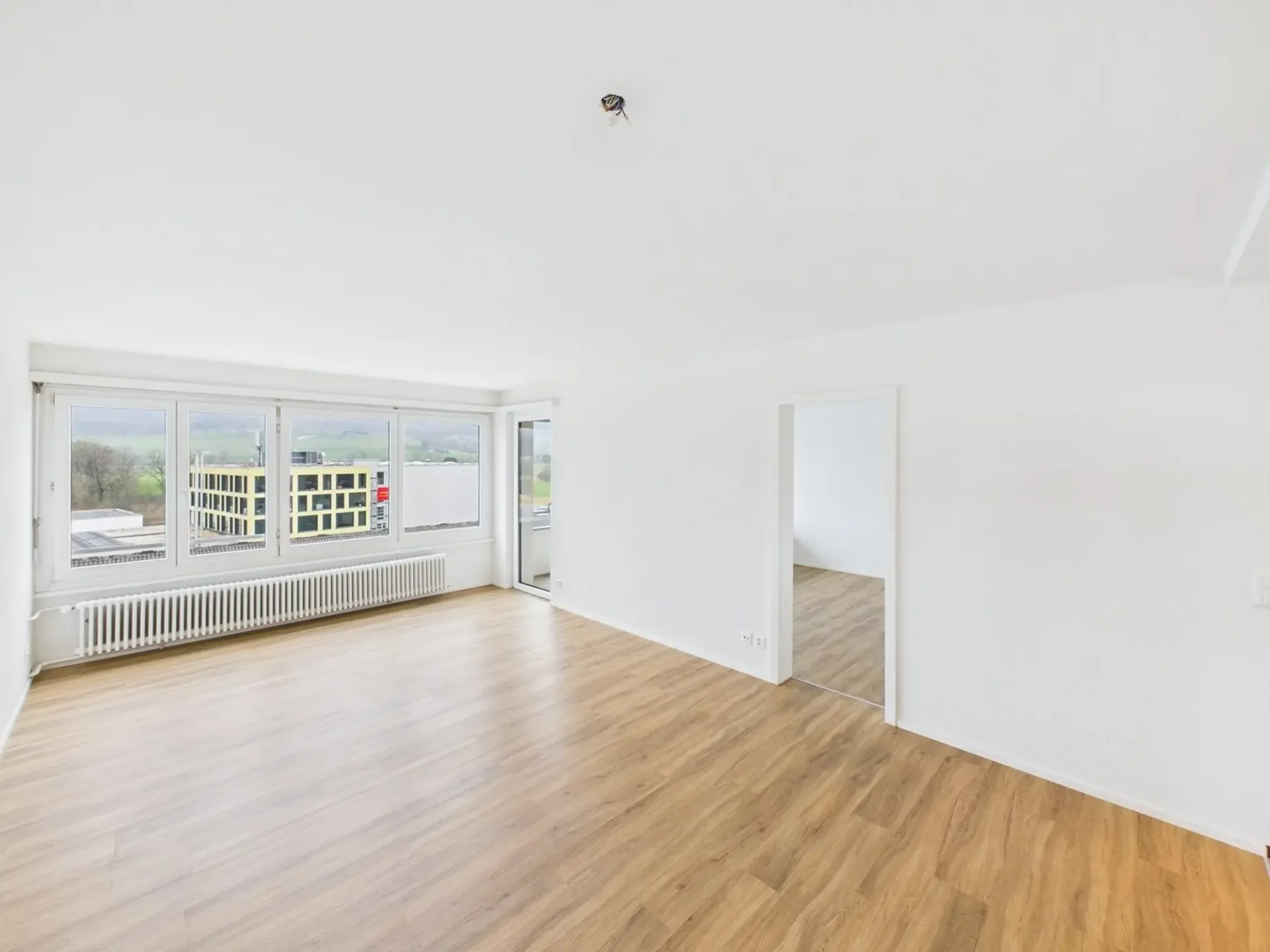 LICHTDURCHFLUTETE WOHNUNG MIT WEITSICHT UND OPTIMALER ANBINDUNG