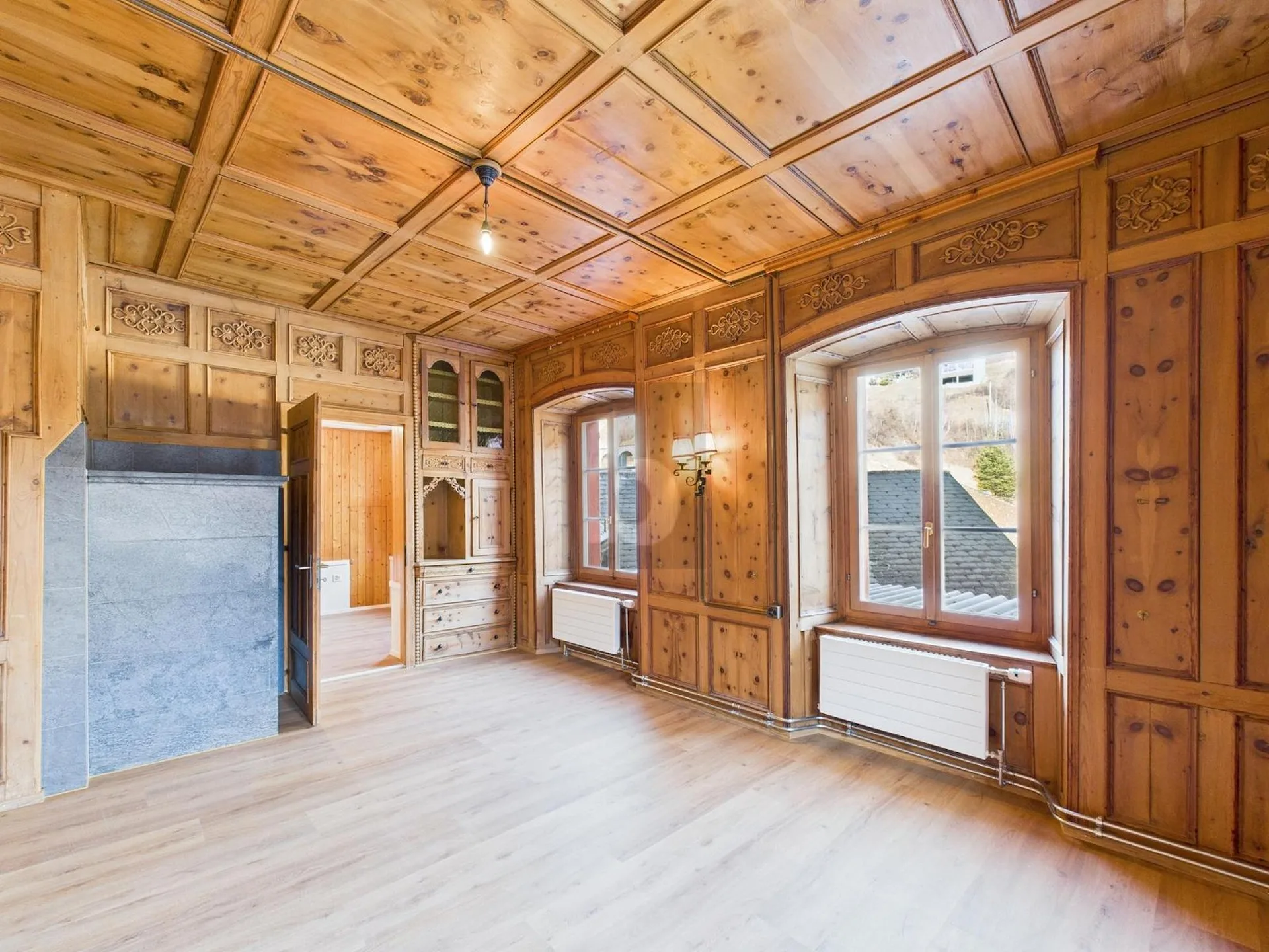 MODERNE ALTBAUPERLE MIT SPECKSTEINOFEN
