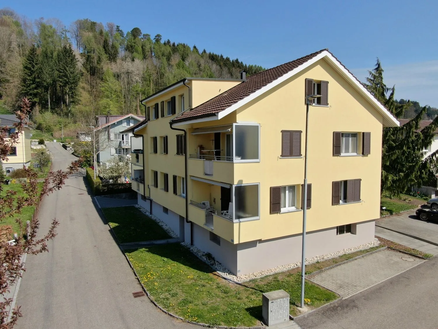 Renovierte 2-Zwg an ruhiger Lage im Einfamilienhausquartier