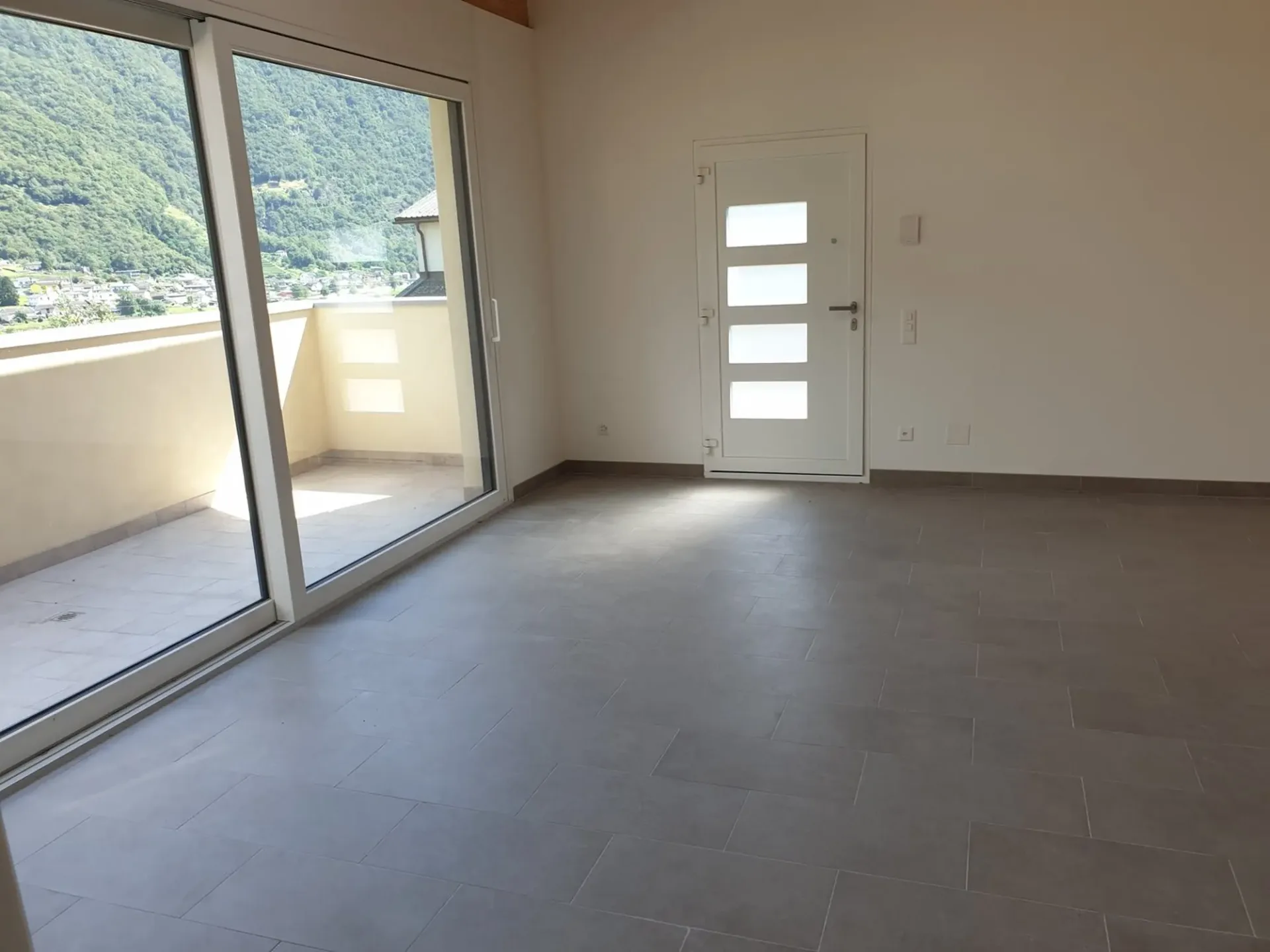 Modernes 4.5-Zimmer-Apartment in Semione mit Panoramablick