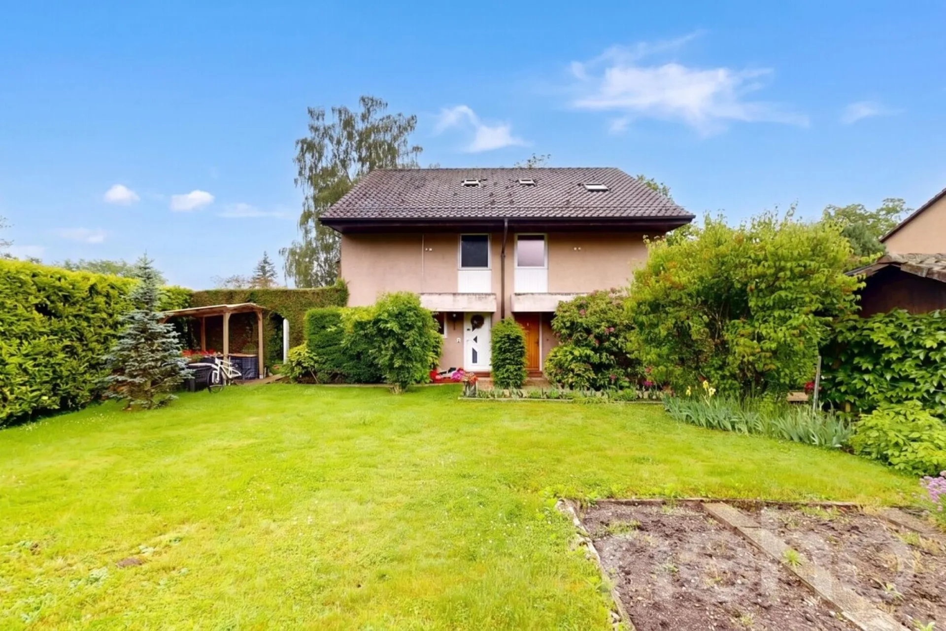 Maison Mitoyenne avec jardin à quelques pas du Lac