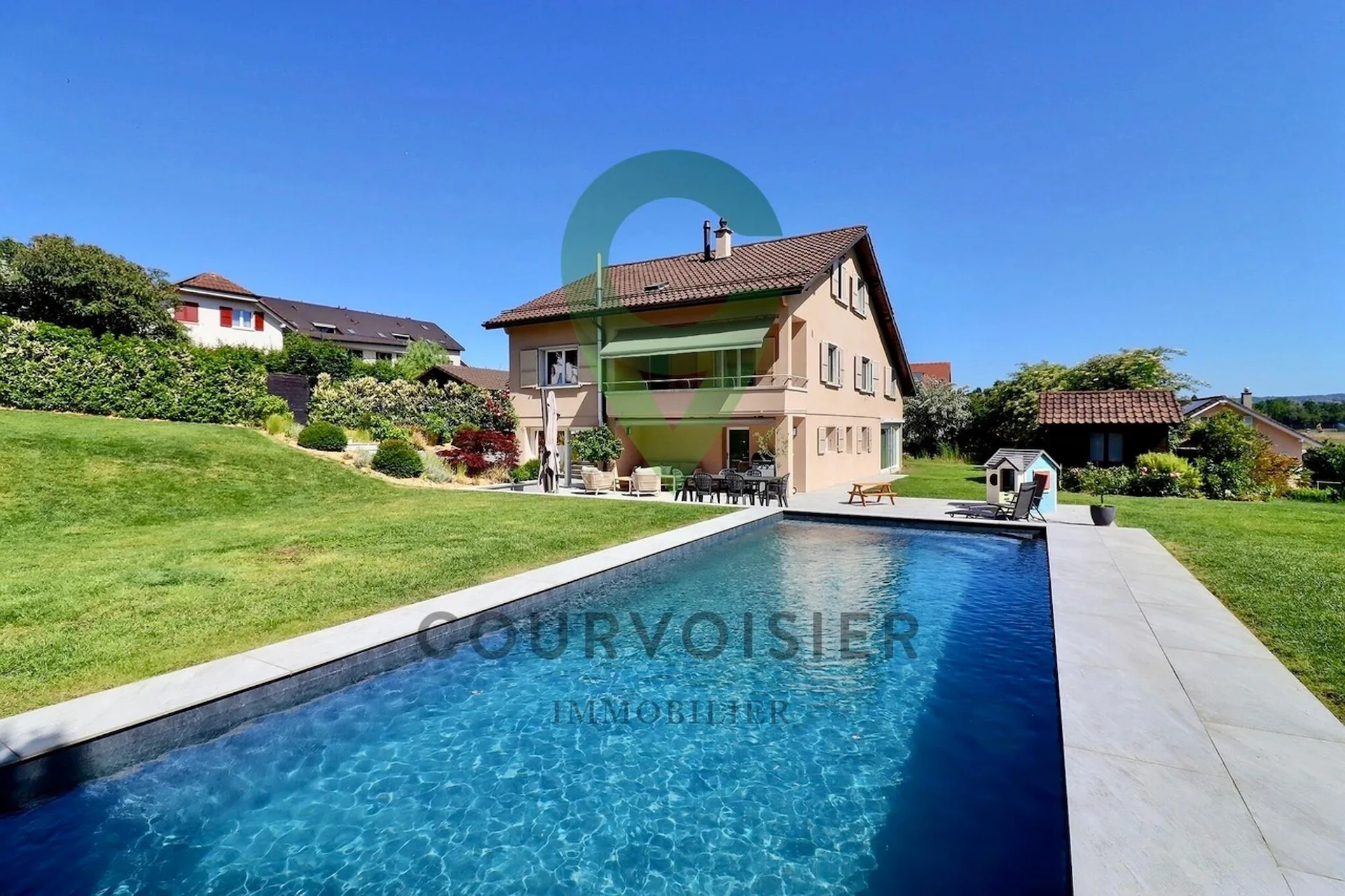 Magnifique propriété avec deux appartements, jardin et belle piscine
