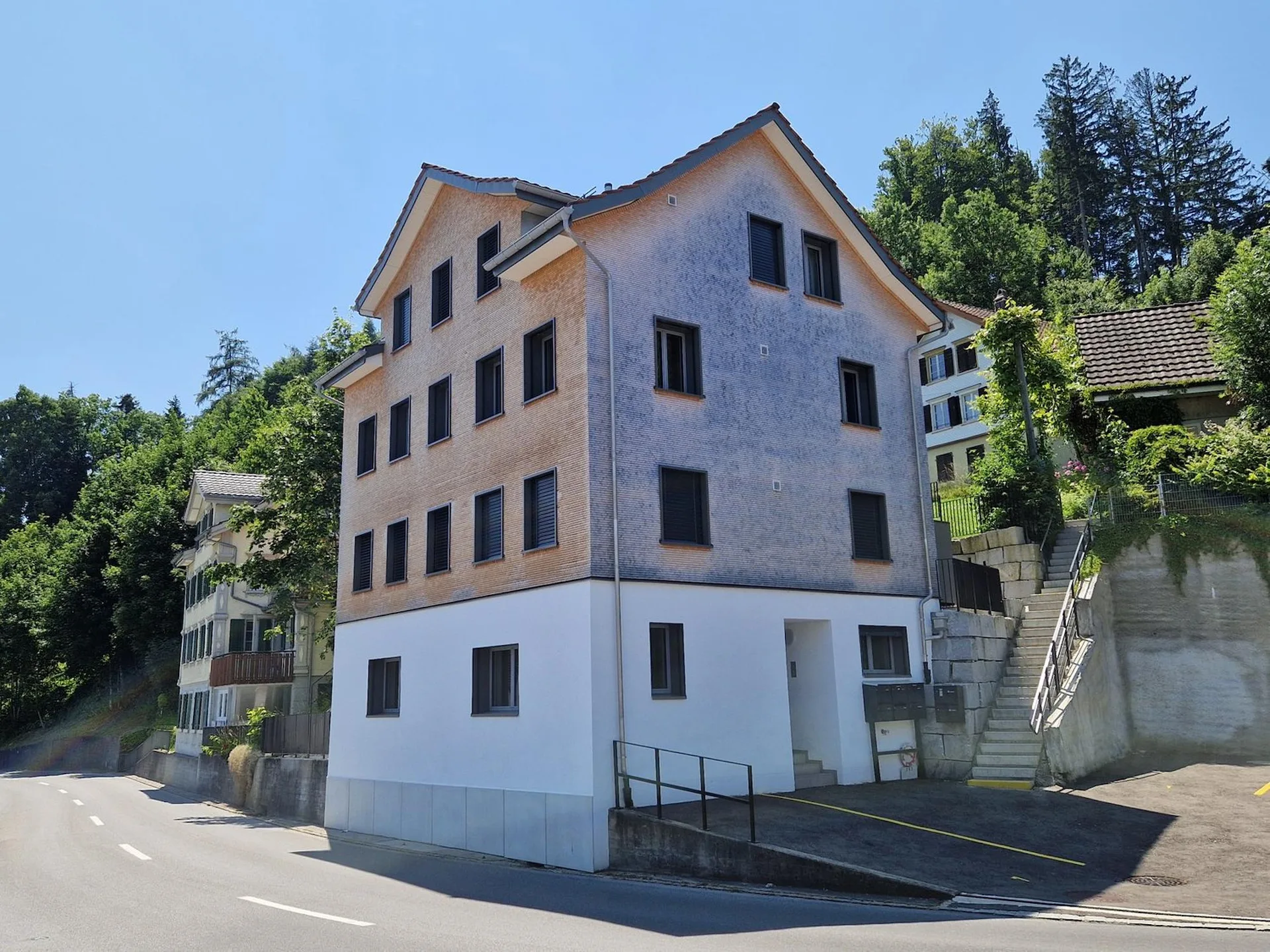 Maison multifamiliale rénovée et extension avec 6 appartements à Walzenhausen
