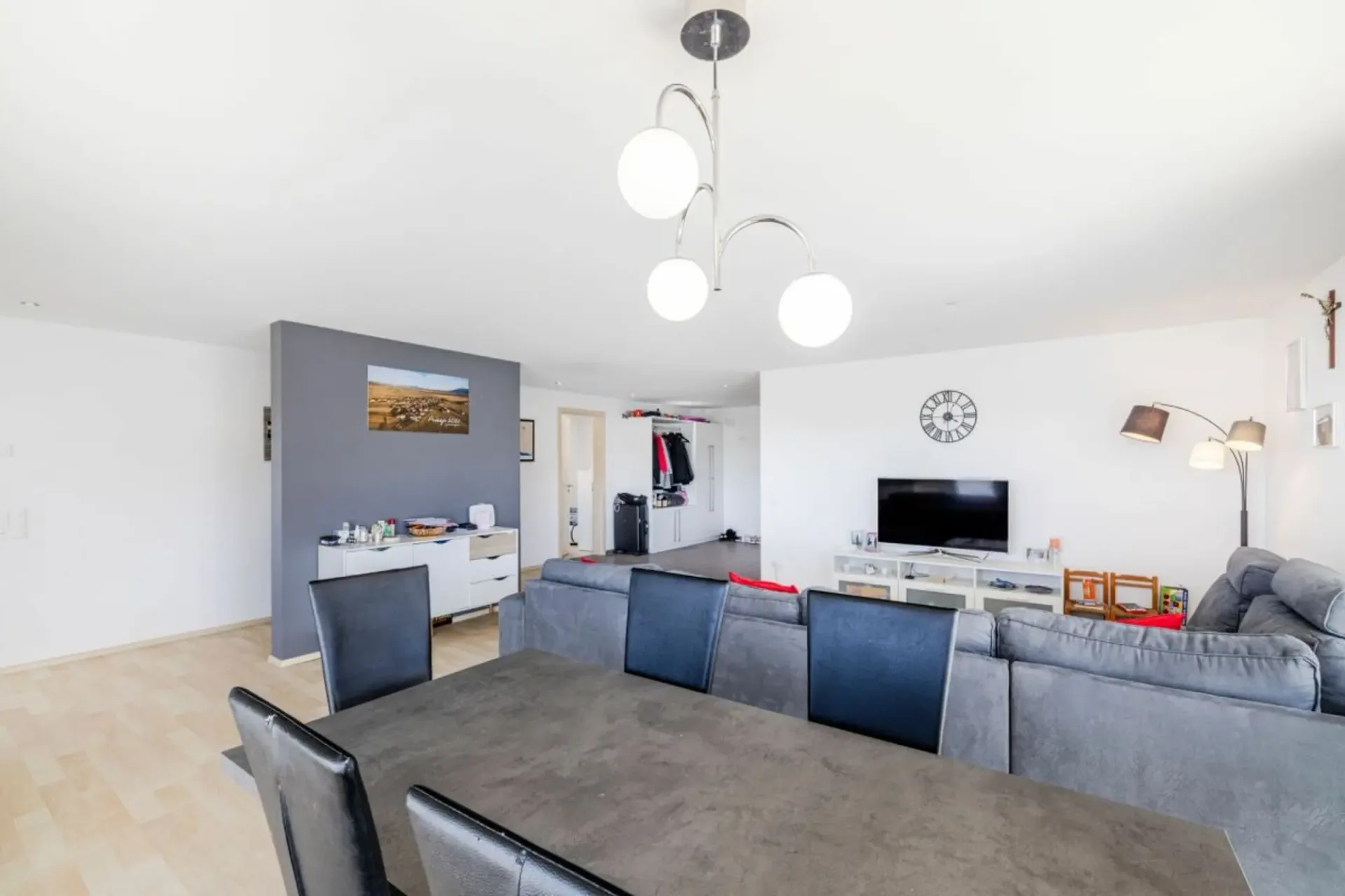 Attikawohnung mit grosszügiger, gedeckter Terrasse & Bad en Suite in Seenähe