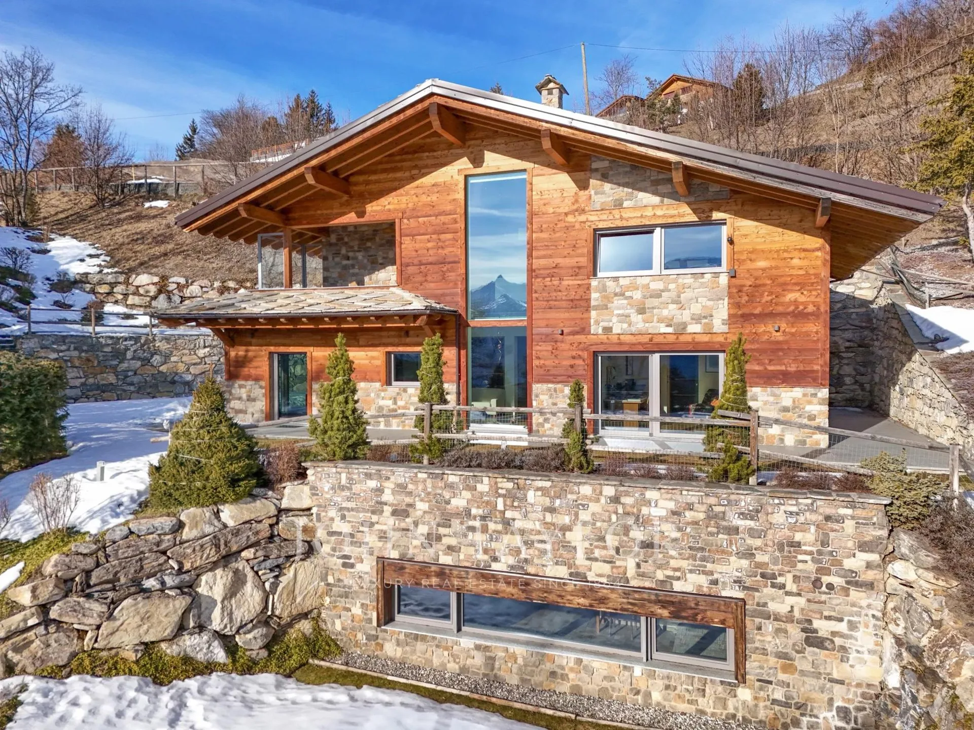 Magnificent contemporary chalet with view of the Alps, poolable land, elevator.