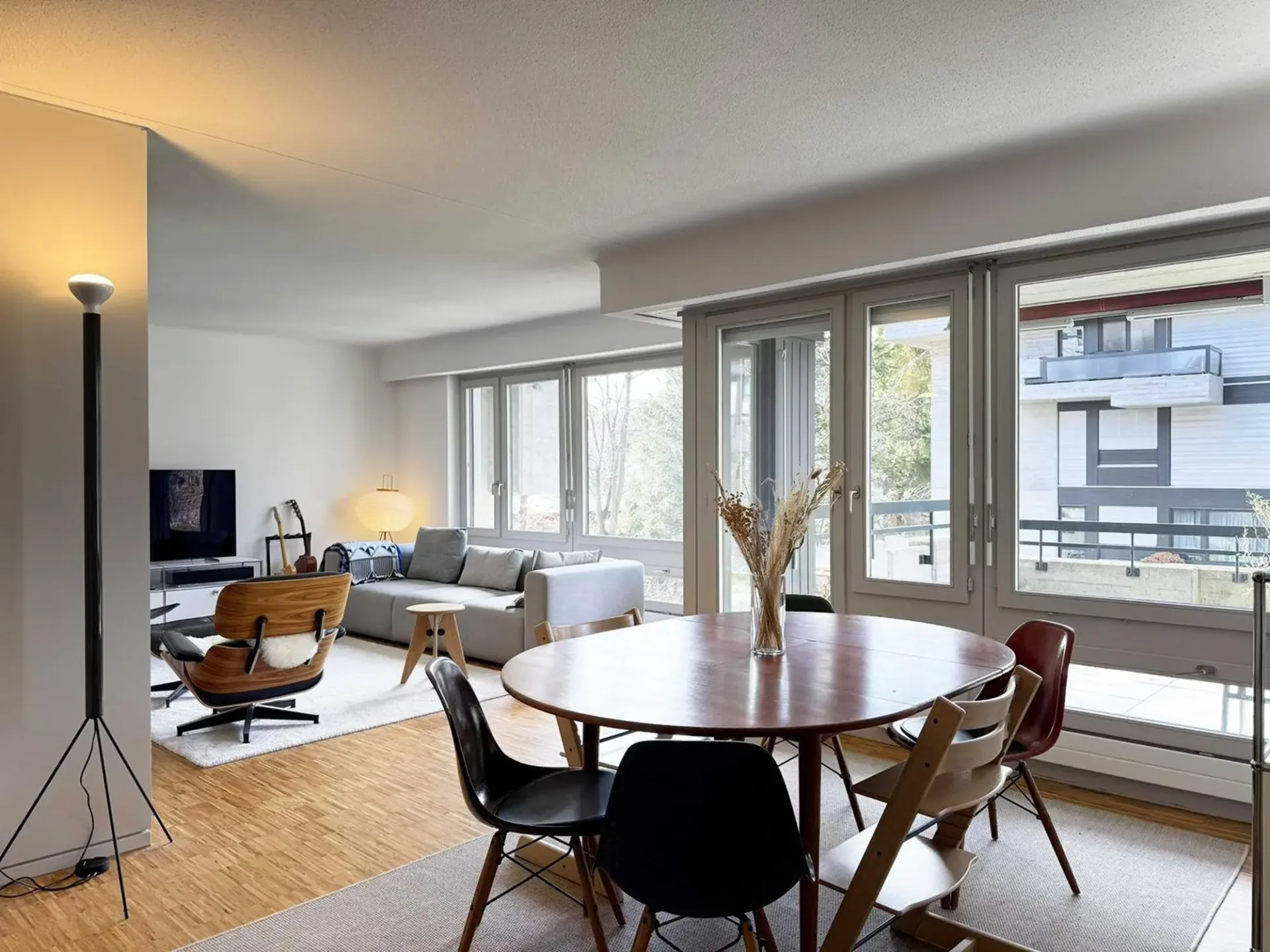 Light filled spacious Hongg apartment with garden access