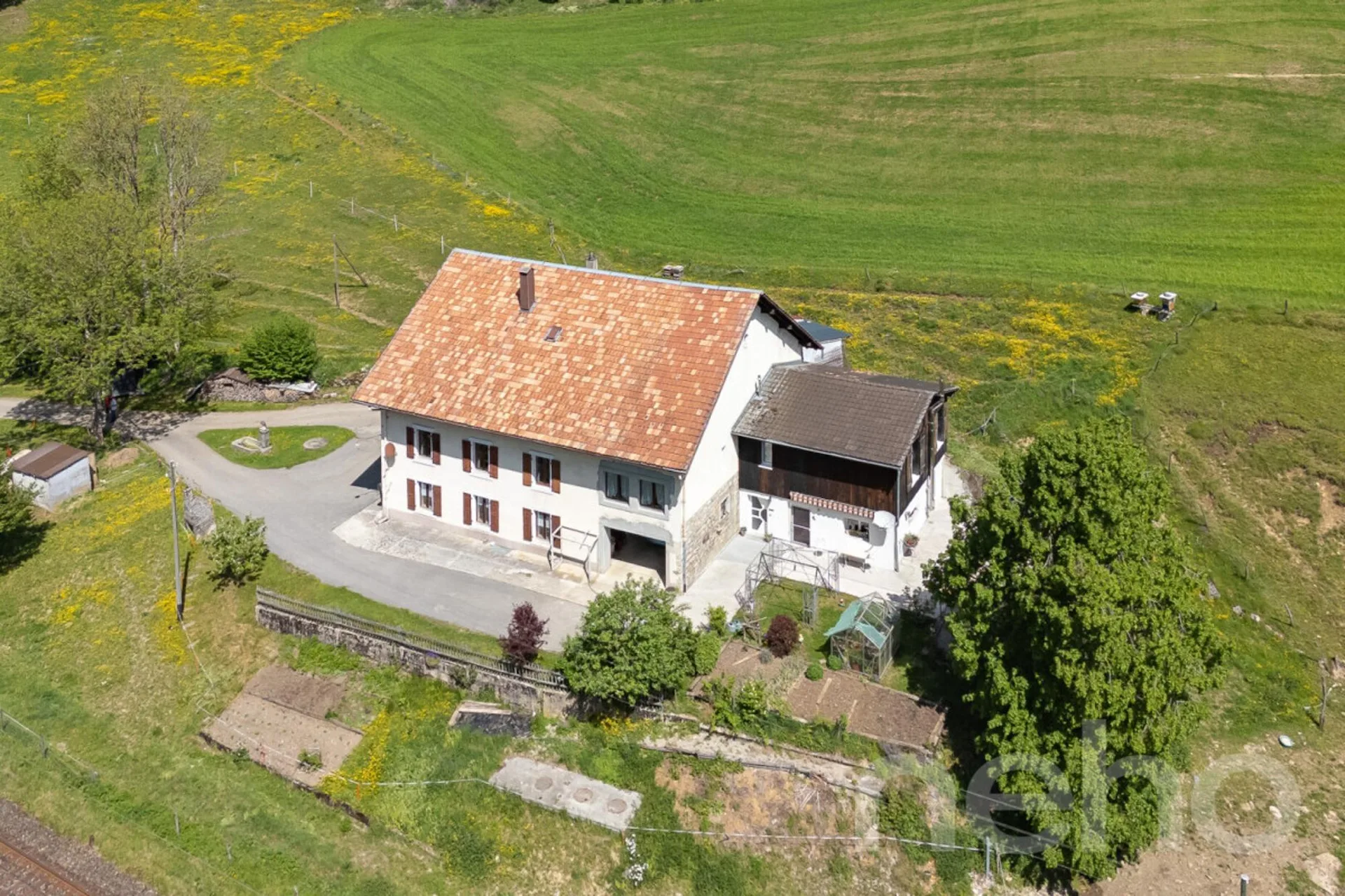 Les Bayards: Ancienne ferme avec grange et appartements