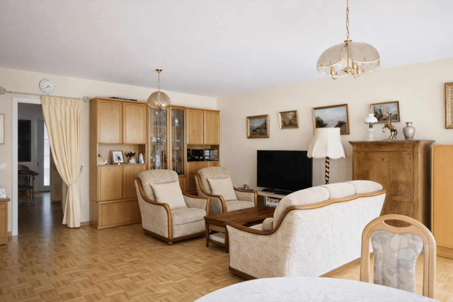 Casatax: 5 Zimmer mit Balkon und zwei Parkplätzen