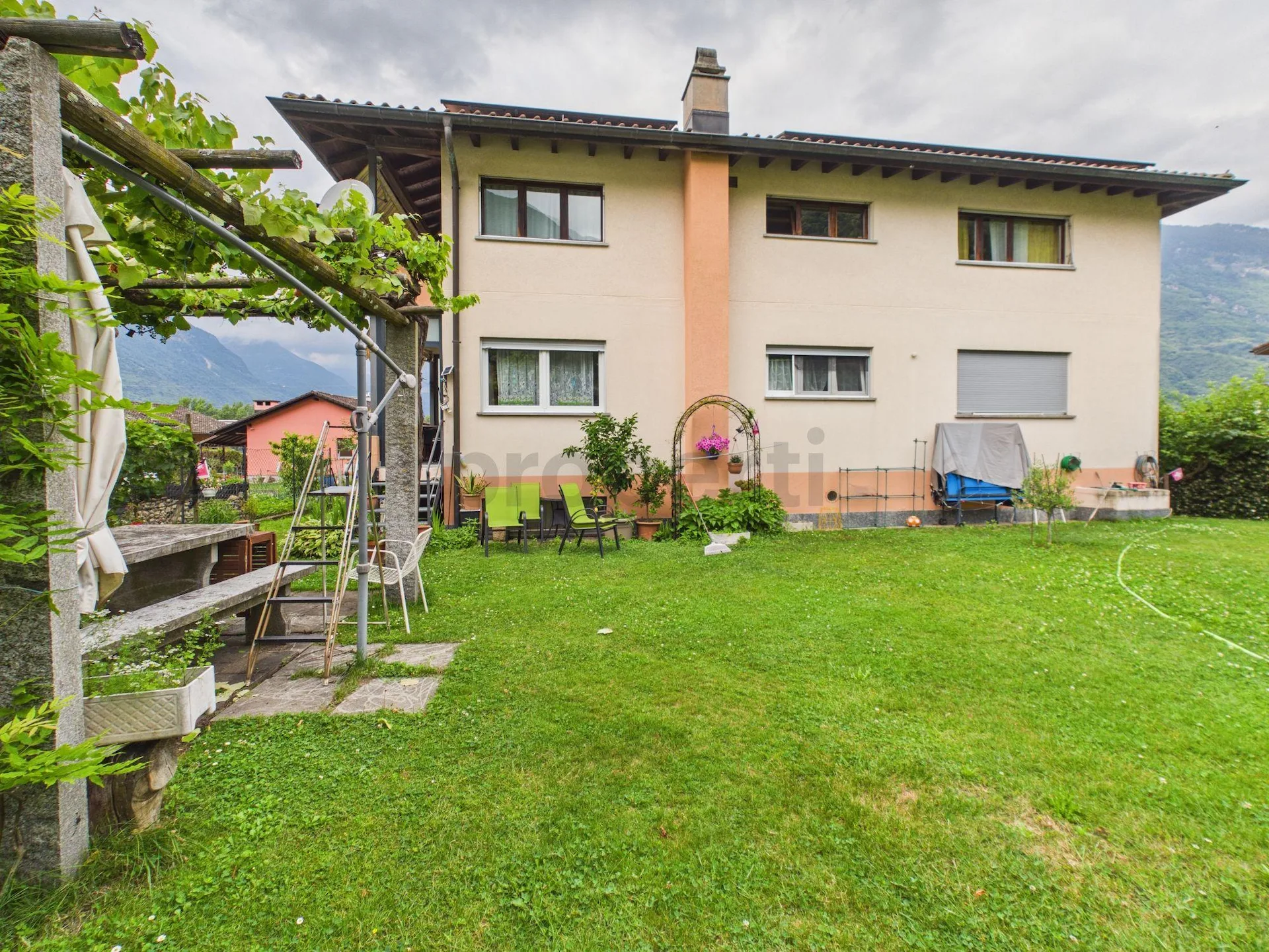 Elegante appartamento 4.5 locali in villa bifamiliare con giardino, Arbedo-Castione