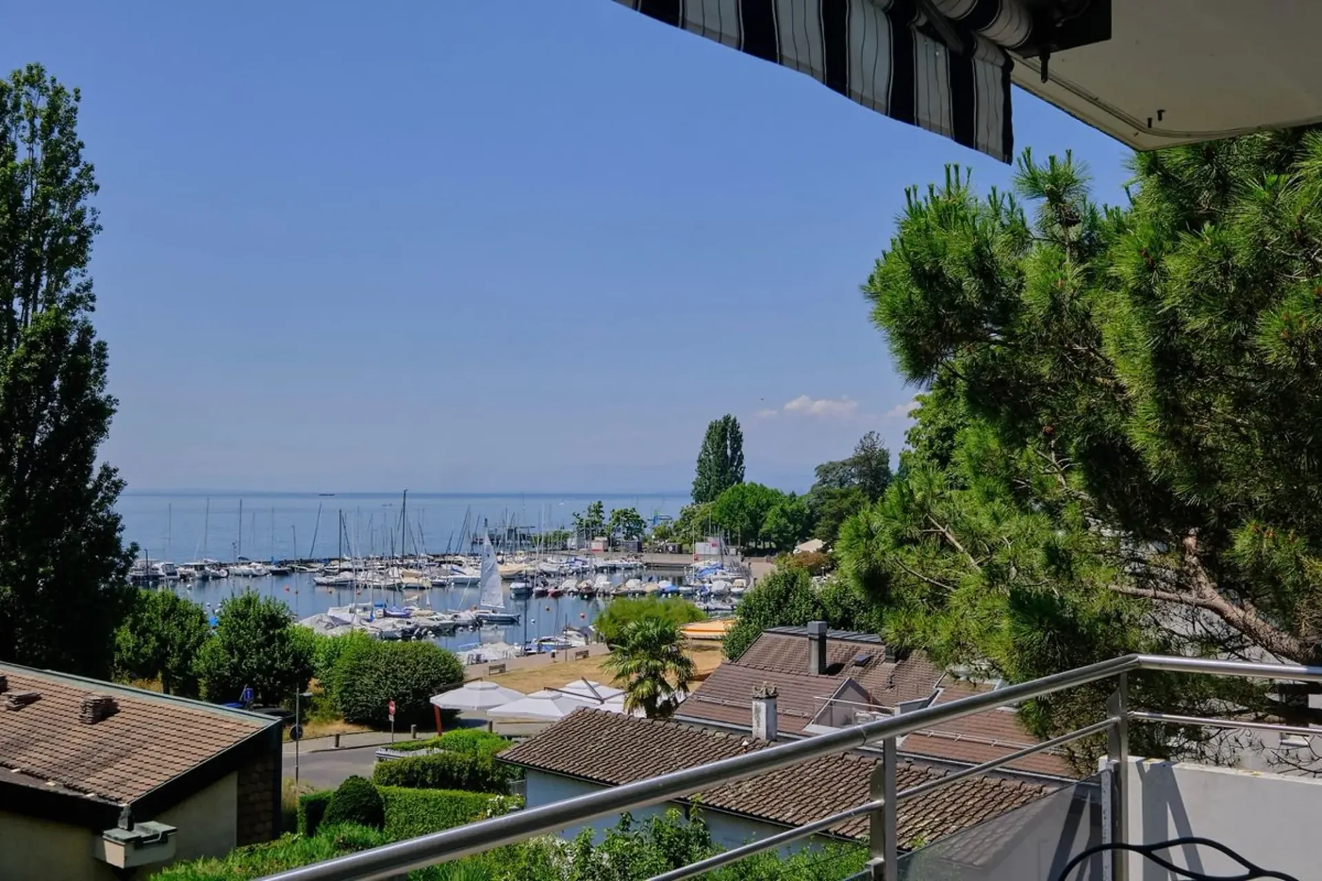 Sublimes Dachgeschoss mit Blick auf den Hafen von Pully