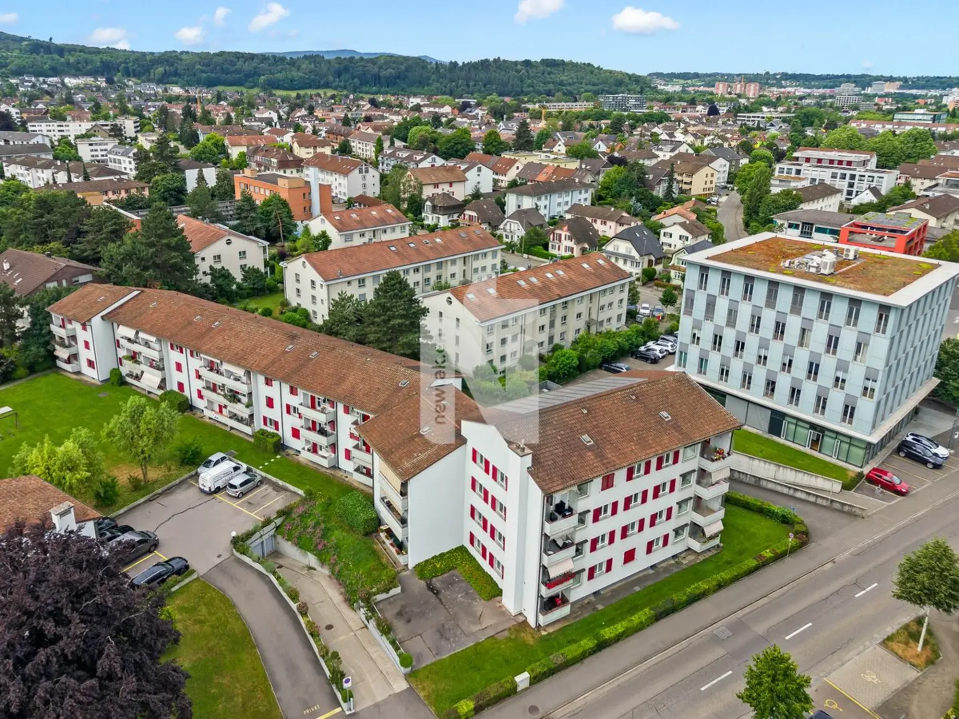 Grosszügig und lichtdurchflutet: 4.5-Zimmer-Wohnung mit Sauna, Balkon und Tiefgaragenplatz