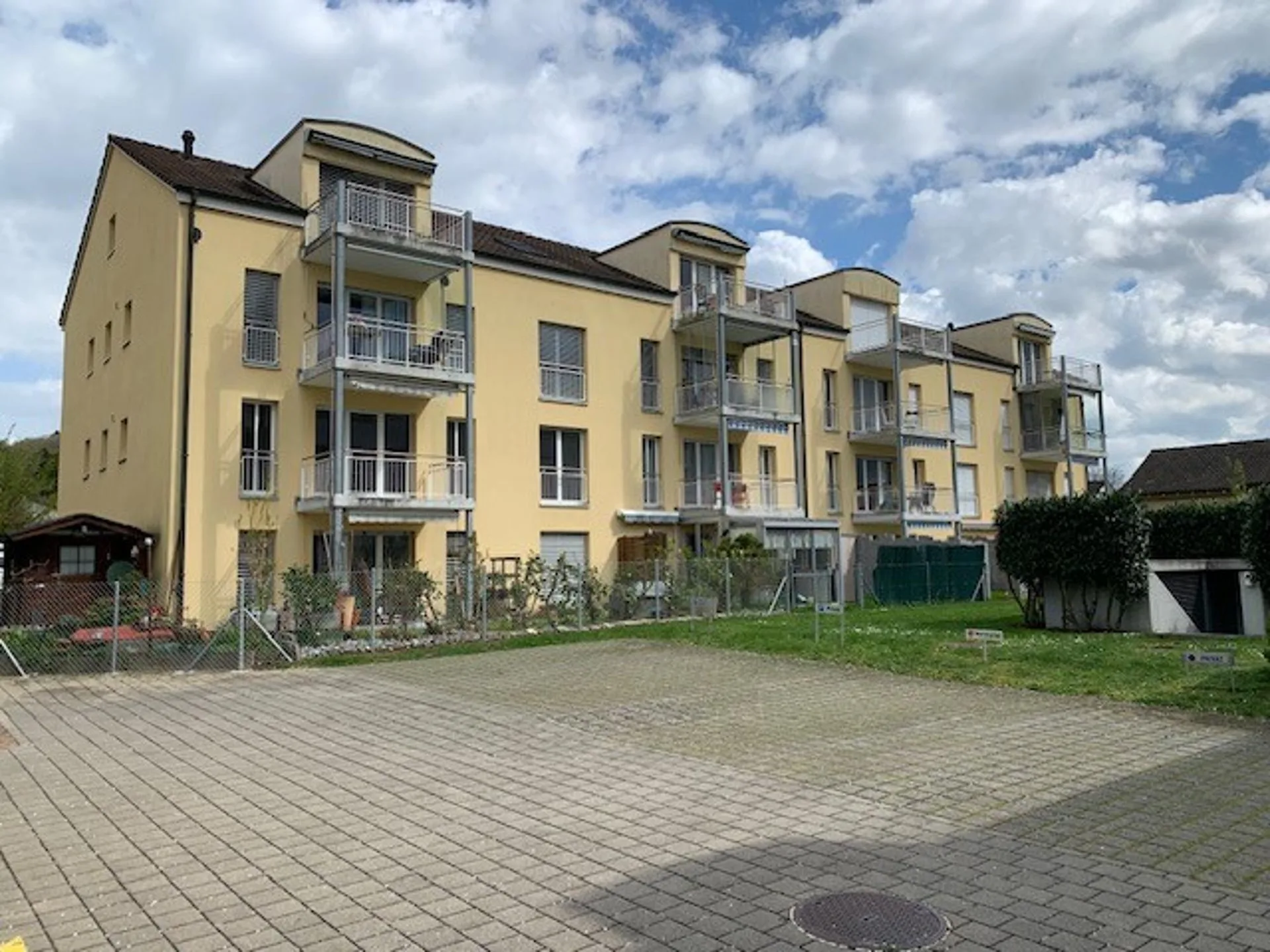 Frisch renovierte Wohnung in zentraler und ruhiger Lage in Hausen AG