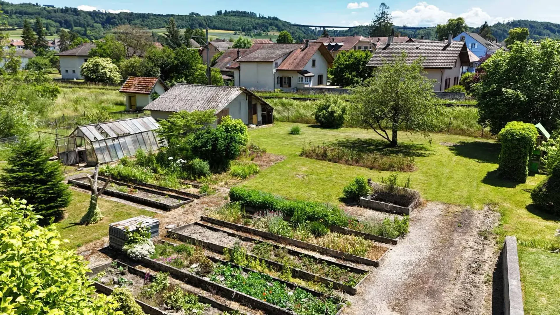 Charaktervolles Haus mit großem Garten, nur zwei Schritte vom Neuenburgersee entfernt
