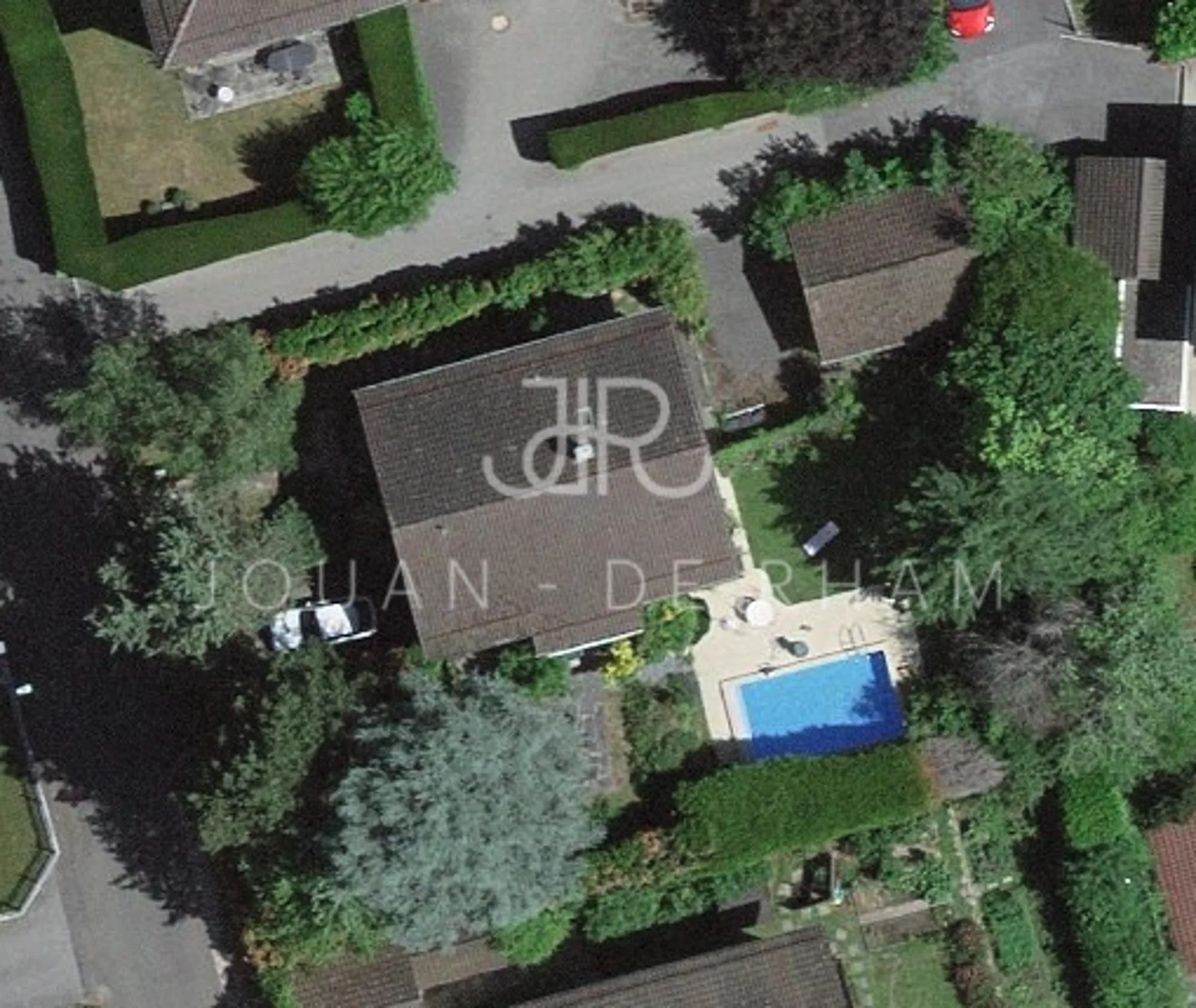 Bien avec Fort Potentiel ? Maison Individuelle et Piscine à Rénover, sur une Parcelle de 1'126 m²