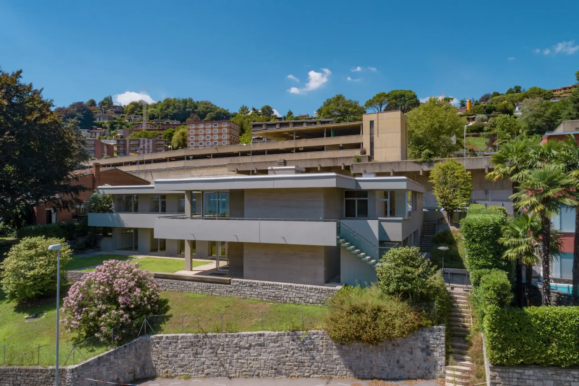 Spaziosa Villa Completamente Rinnovata Vicino al Centro di Lugano