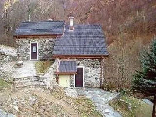 Rustico di 2 piani da ristrutturare con grande terreno / 2 geschoss...