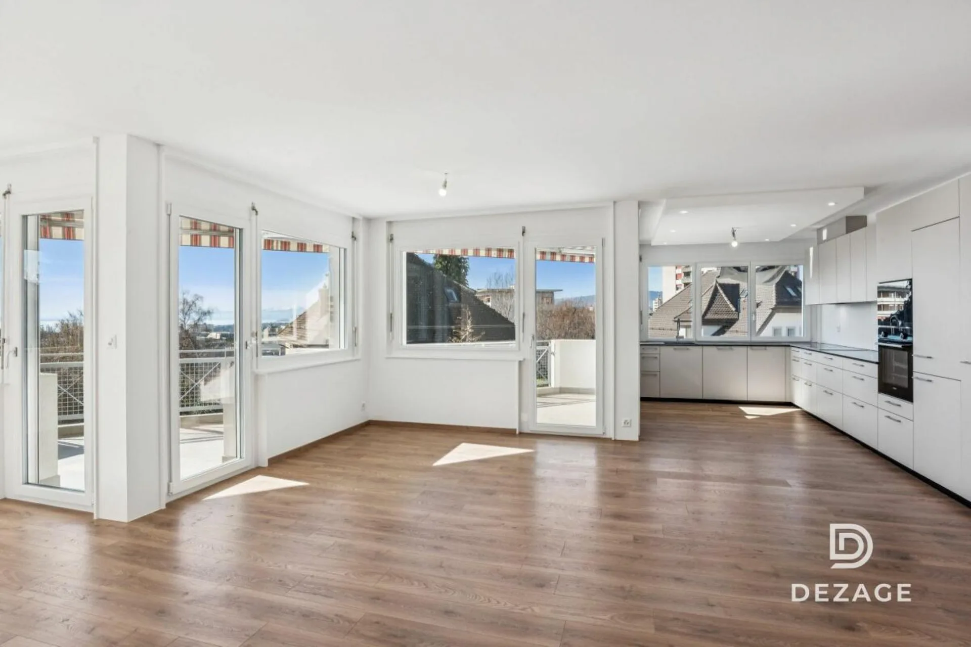 Spacious renovated family apartment with lake view and independent studio
