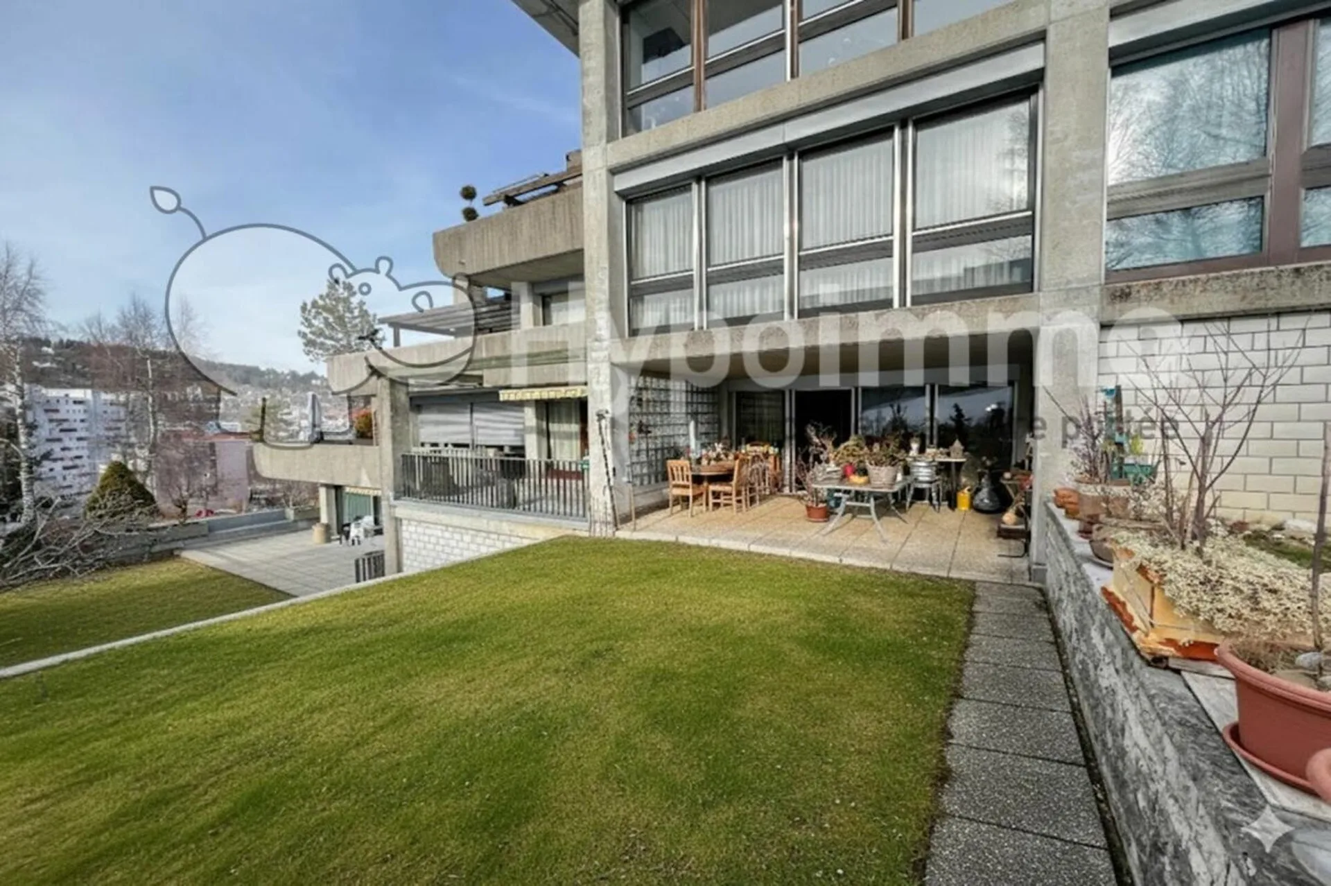 2.5 rooms with terrace and beautiful brightness - Sale in the form of a life estate