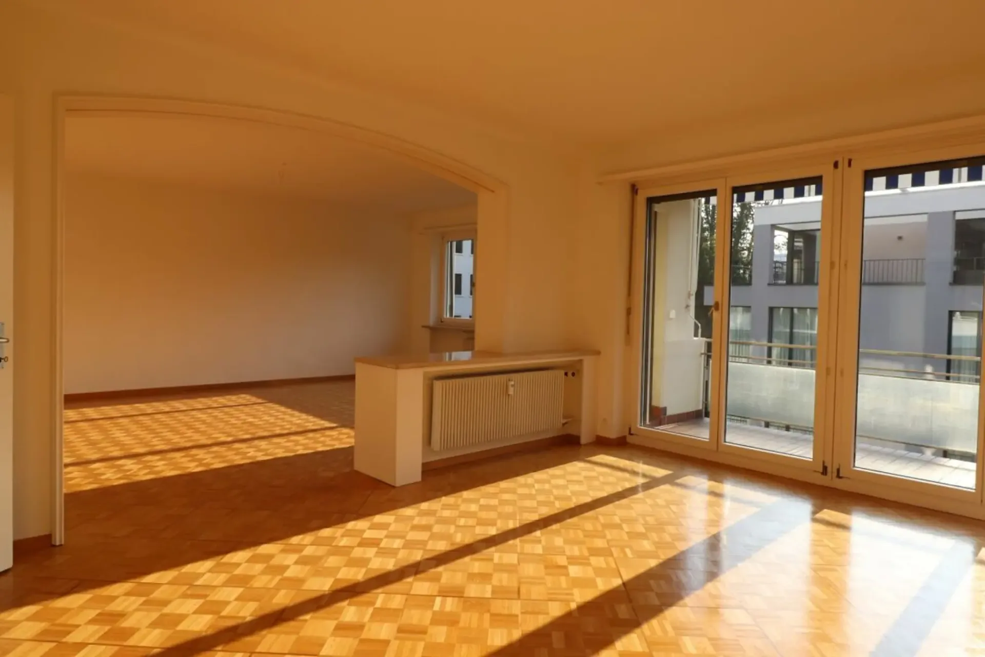 Nähe Aeschenplatz und Bahnhof SBB - grosszügige 4 1/2-Zimmer-Wohnung im 4.OG