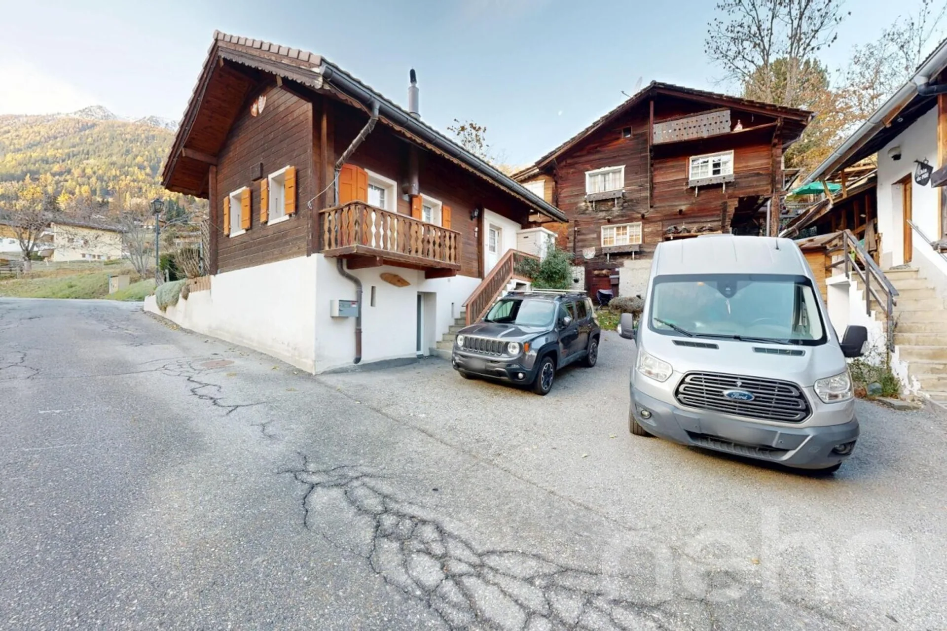 Exclusif: Chalet sur trois niveaux avec jardin