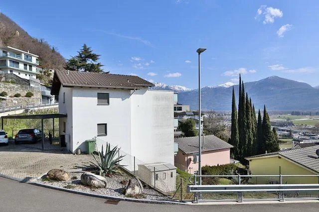 6 1/2-Zimmer-Villa mit 3-Zimmer-Einliegerwohnung an sehr sonniger A...