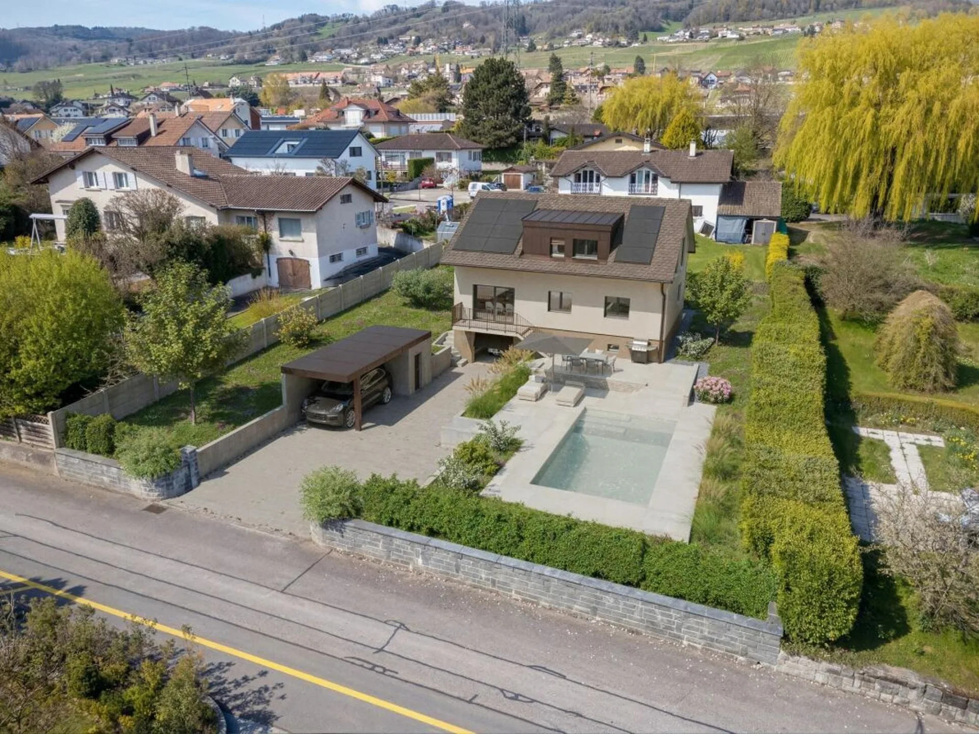 Magnificent individual villa with pool in a privileged setting