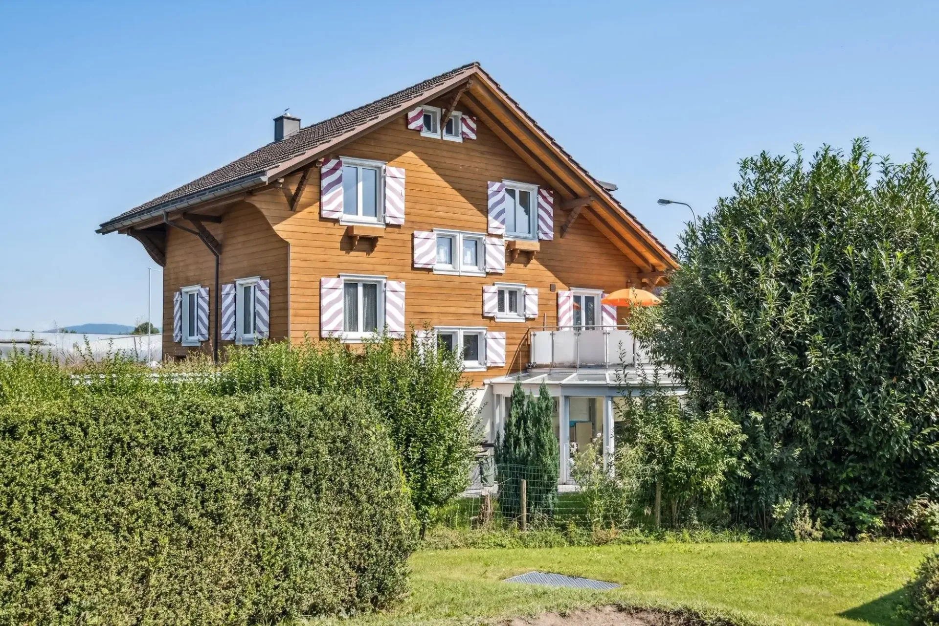 RUSTIKALES EINFAMILIENHAUS ODER GROSSES POTENTIAL ALS BAULAND