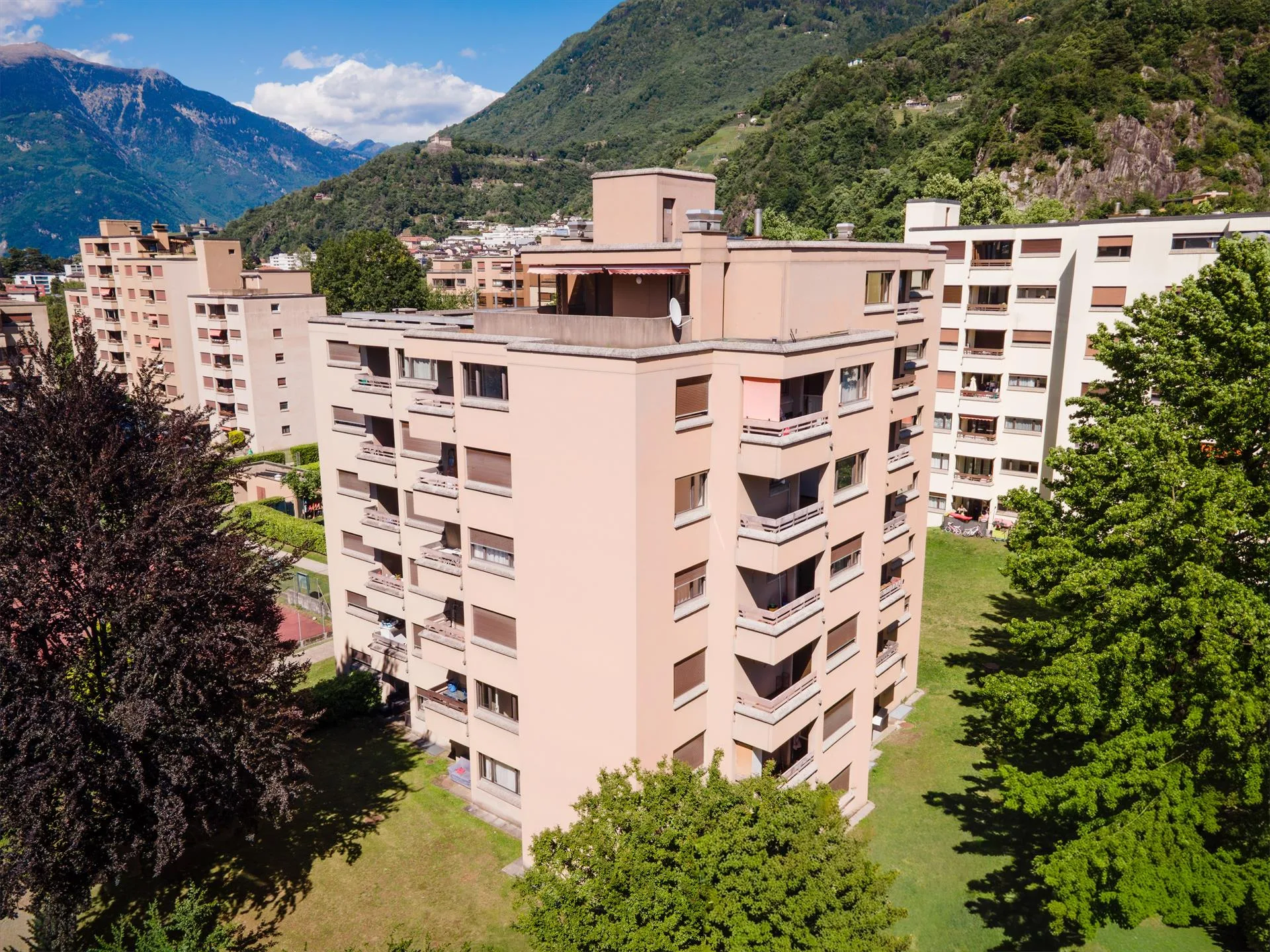 Ampio attico con camino e terrazza panoramica a Giubiasco