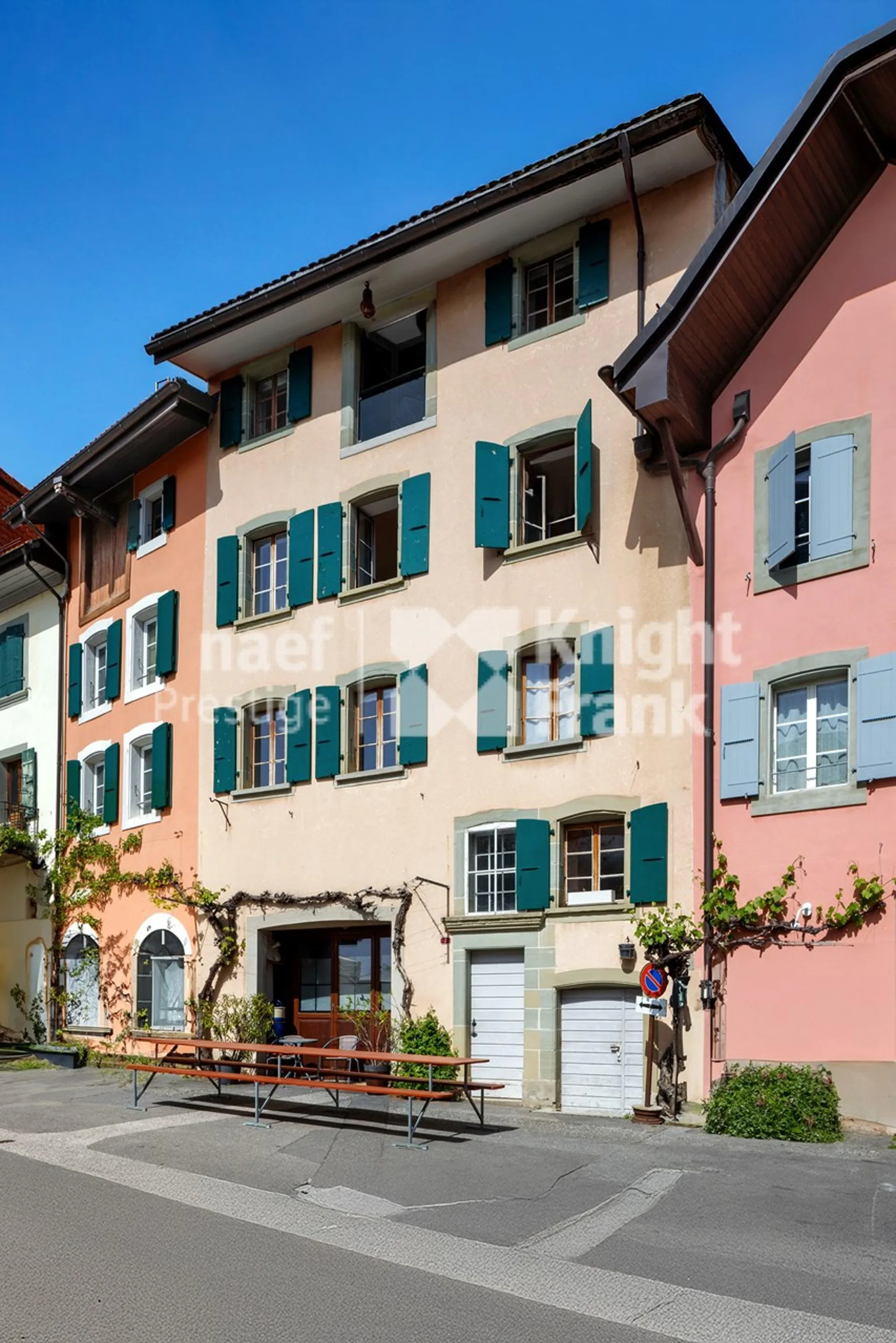 Maison vigneronne de deux appartements et un caveau à vendre au coeur du village d'Epesses