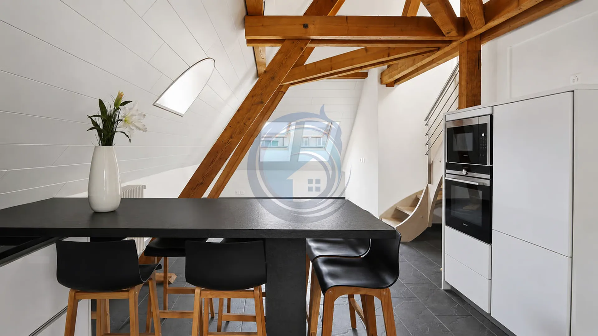 CHARMANT APPARTEMENT EN ATTIQUE DE 4.5 PIÈCES AU CENTRE-VILLE D'AIGLE