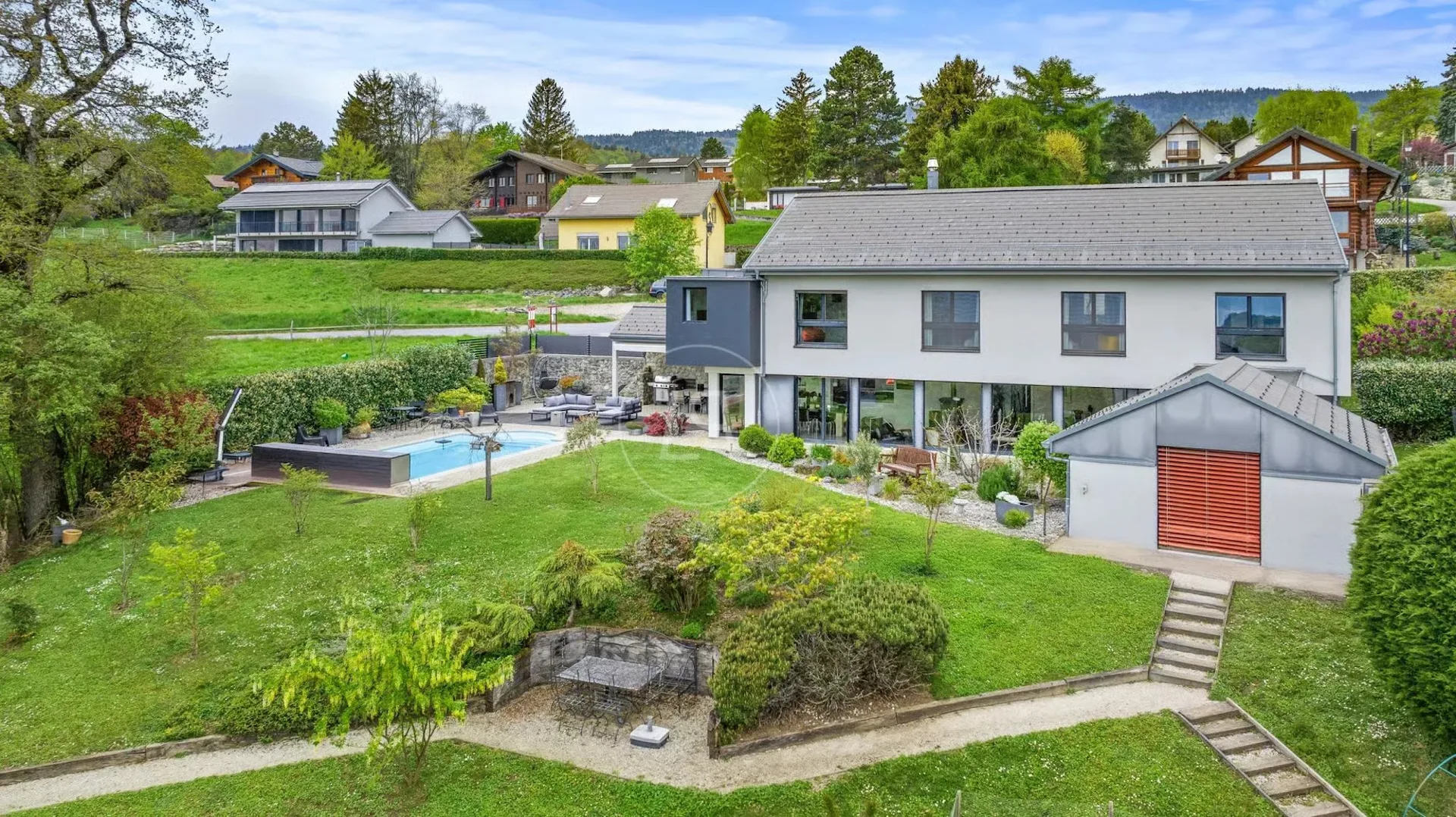 Beautiful family villa, swimming pool and view on the heights of Gland