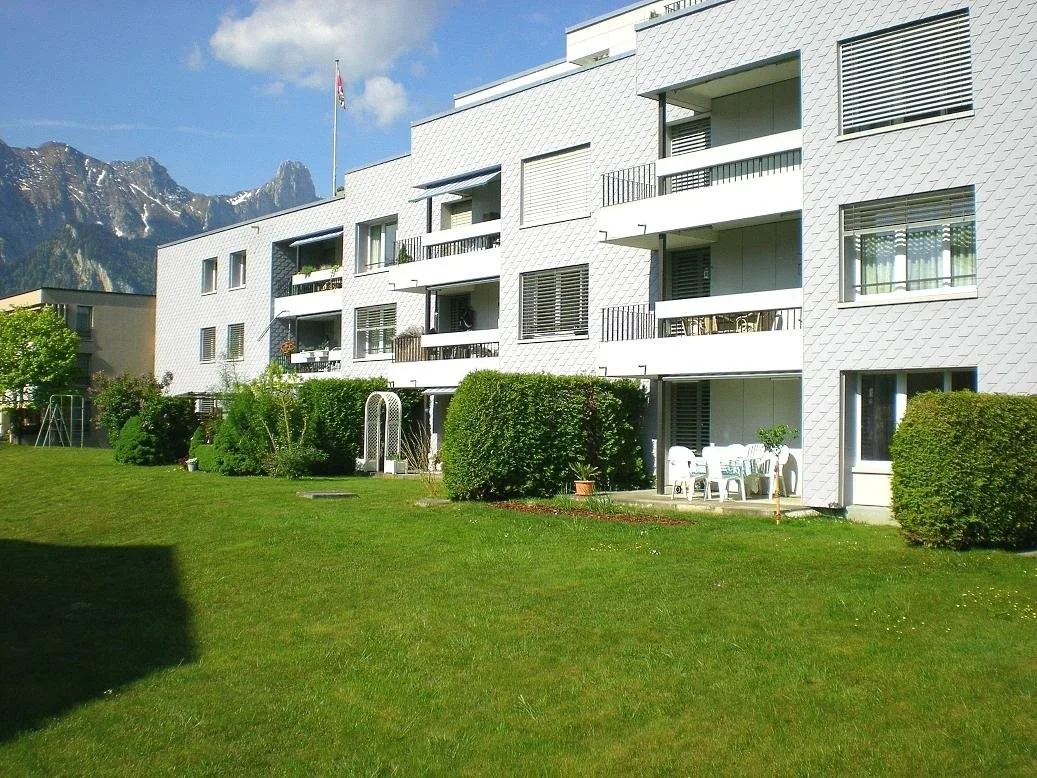 Moderne 3.5-ZW à 72 m² im EG mit Bergsicht