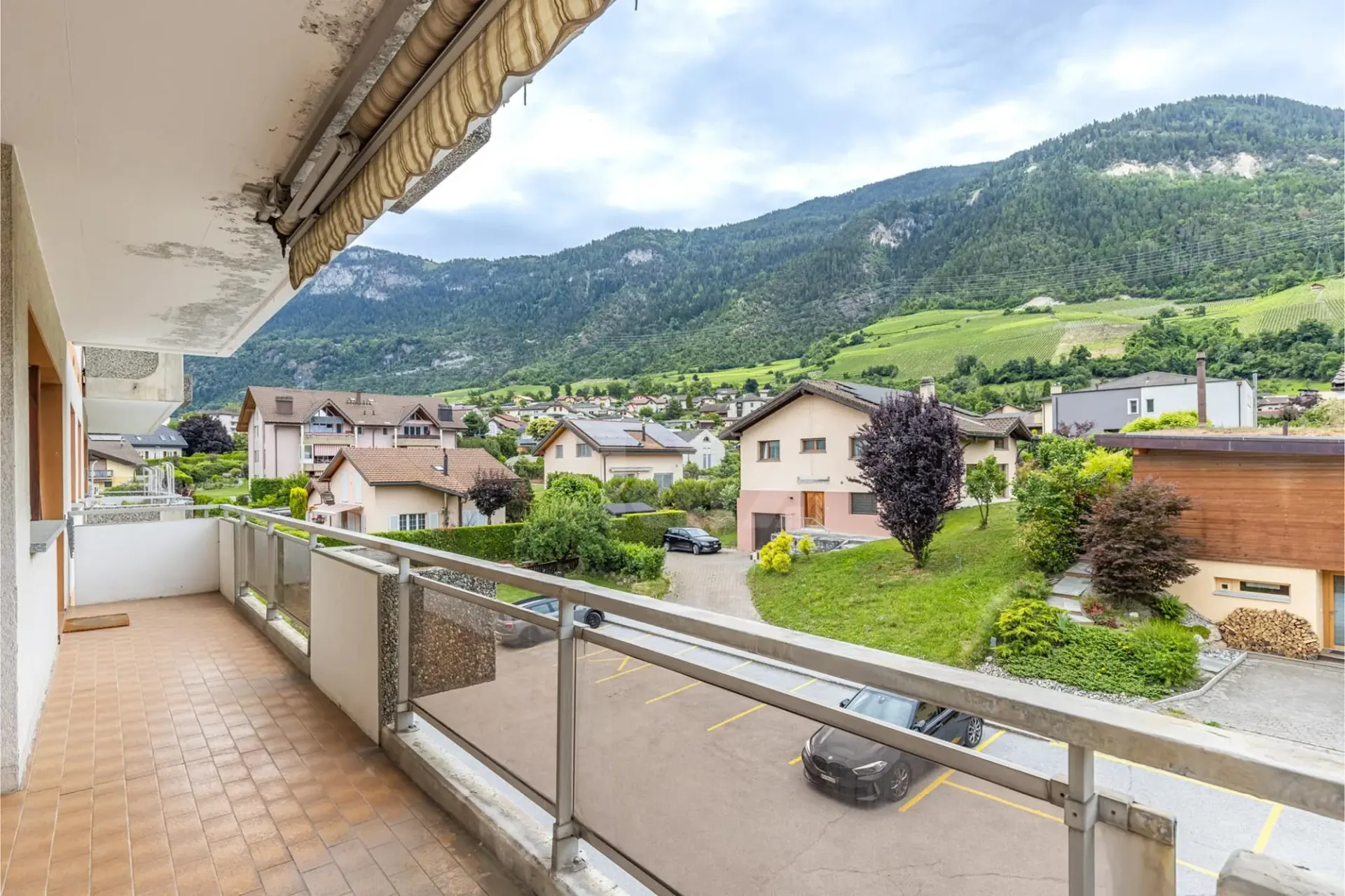 Superbe appartement avec balcon et vue montagne
