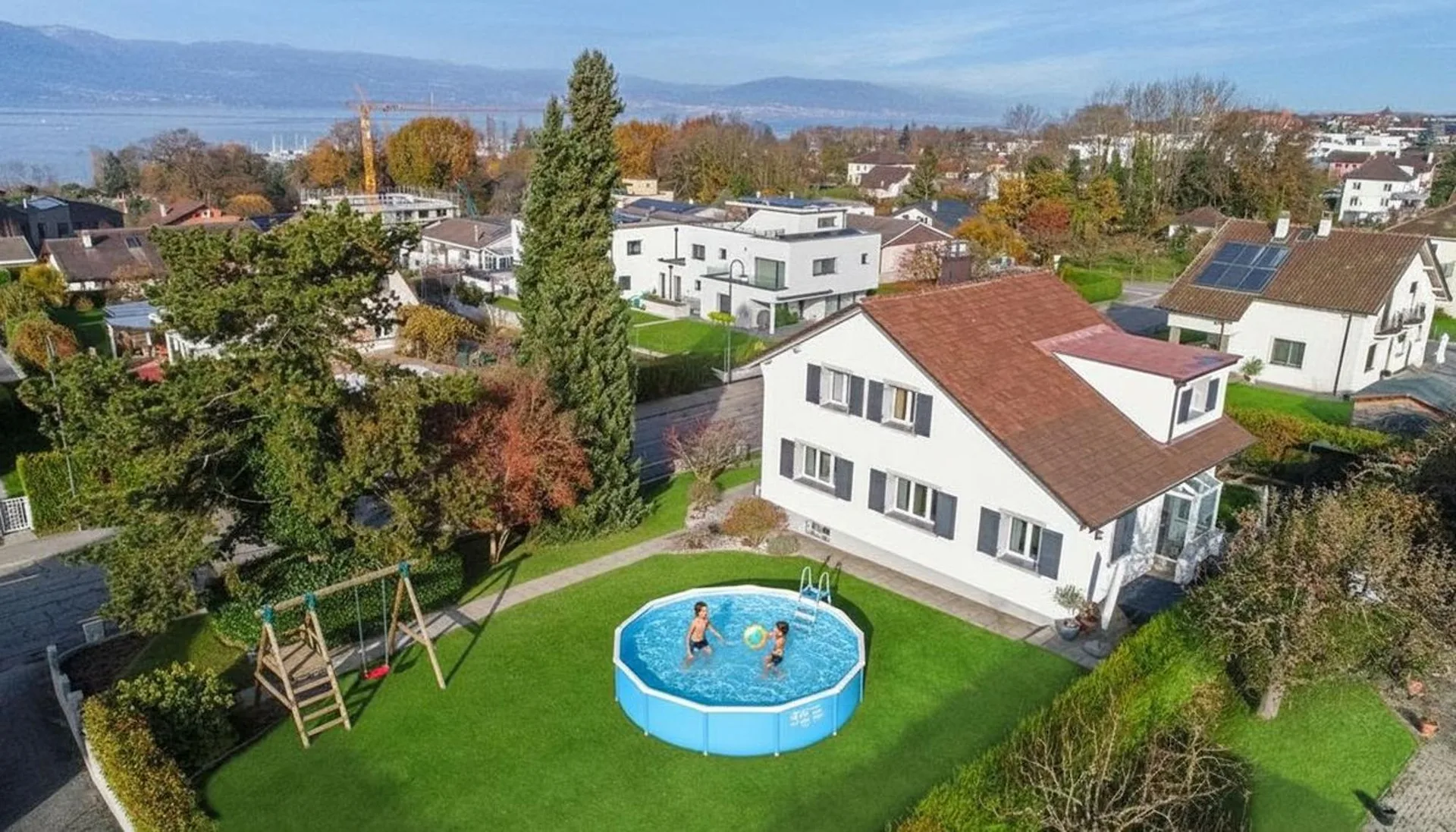 Schönes, sorgfältig renoviertes Anwesen mit großem baumgesäumten Garten
