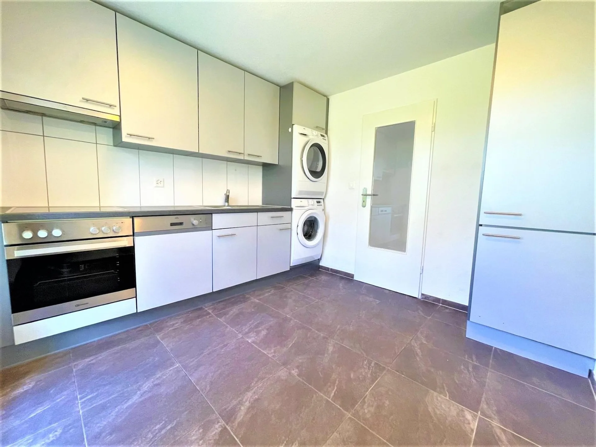 Appartamenti spaziosi e convenienti di 4,5 locali in posizione collinare con una vista panoramica fantastica