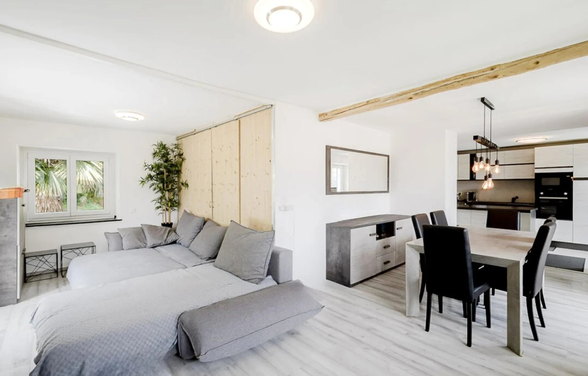 Casa di nucleo con 3,5, 2,5, studio indipendente, giardino e balconi.