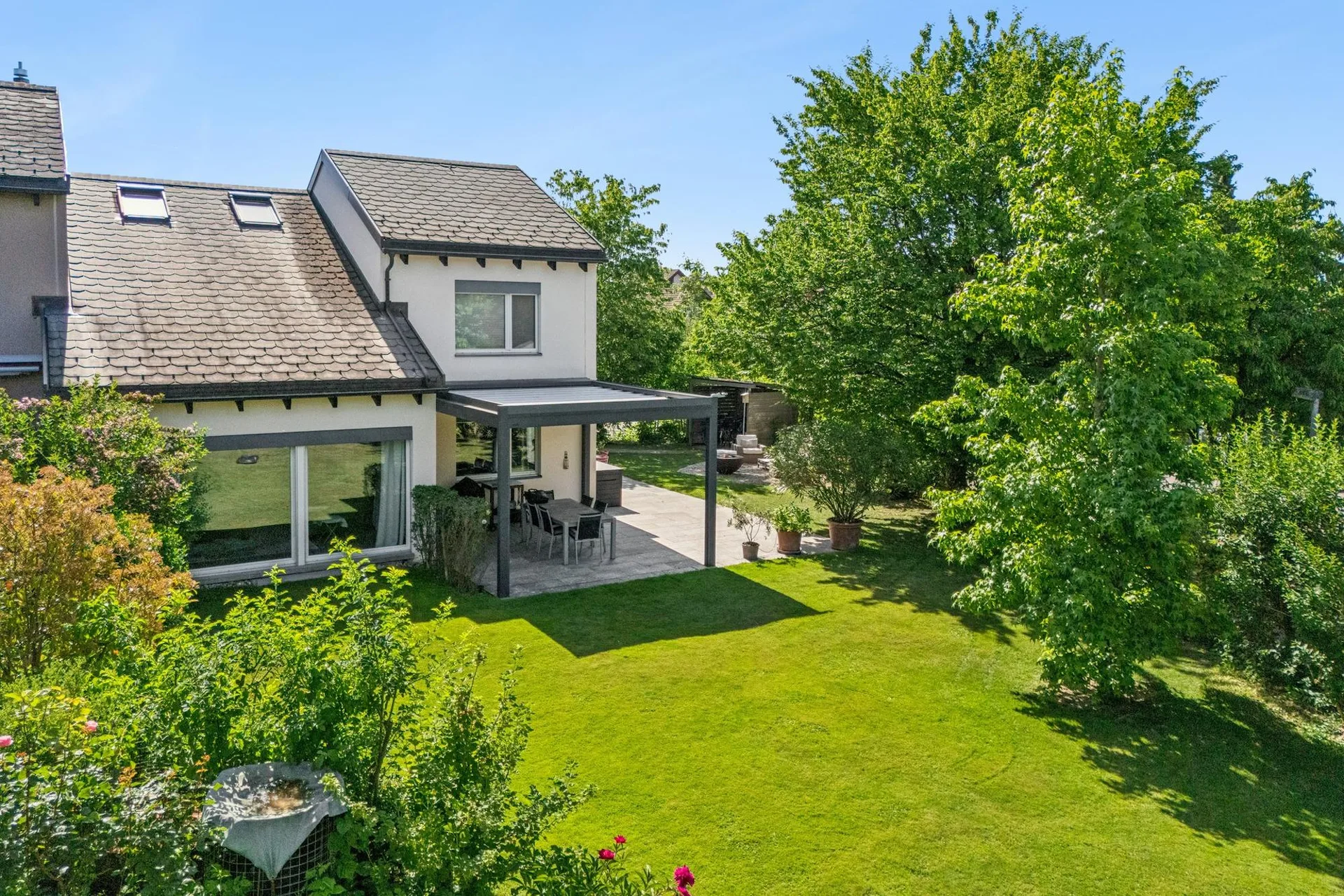 Sonniges Familien-Bijou mit traumhaft grossem Garten und viel Priva...