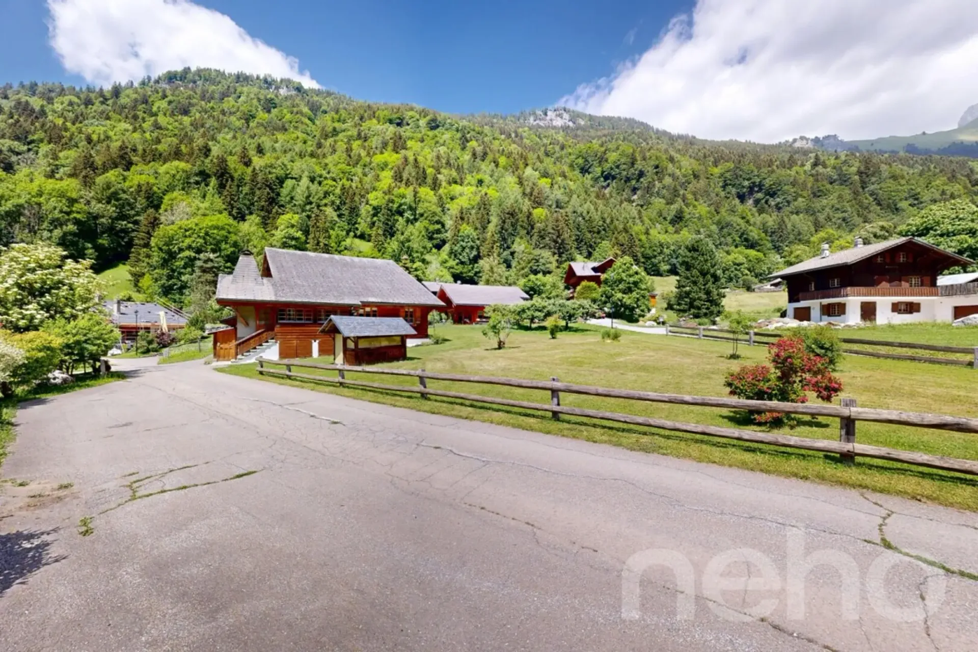 Chalet de caractère : jardin bucolique et potentiel rare