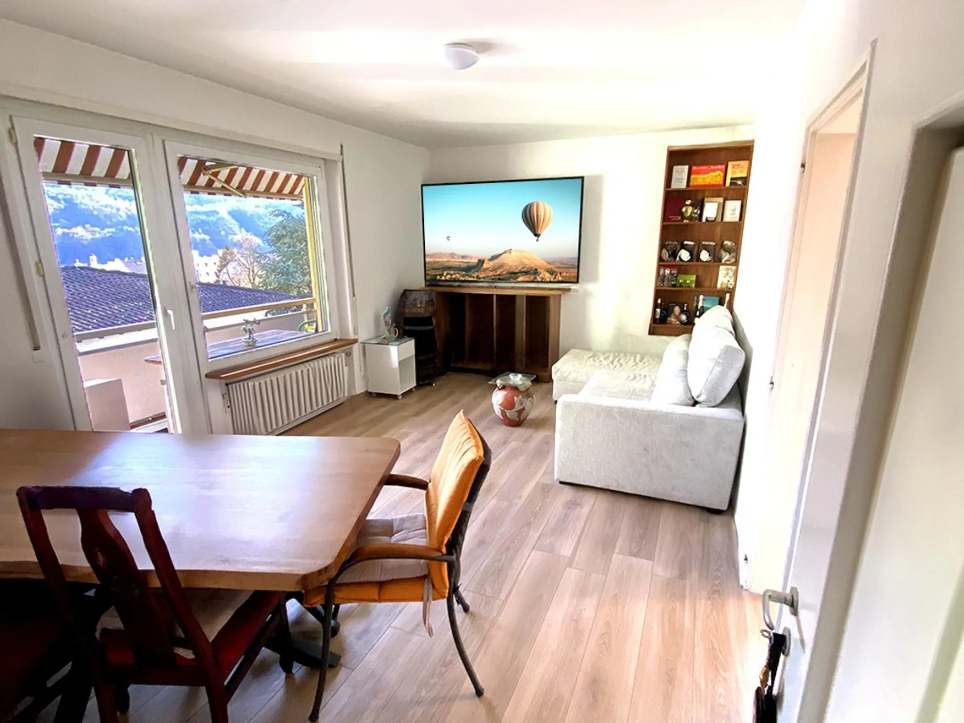 Schöne 3,5-Zimmer-Wohnung, teilweise renoviert, mit überdachtem Balkon.
