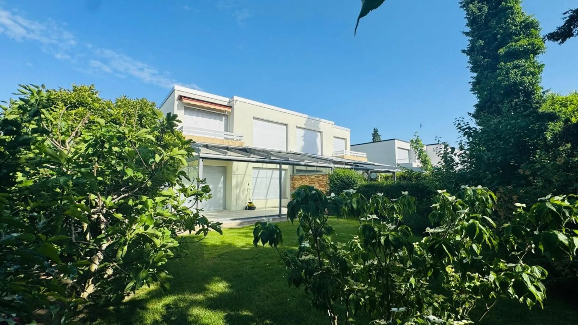 SCHÖNES 6.5-ZIMMER-DOPPEL-EINFAMILIENHAUS MIT WINTERGARTEN, GARTEN & PARKIERUNG AN TOPLAGE