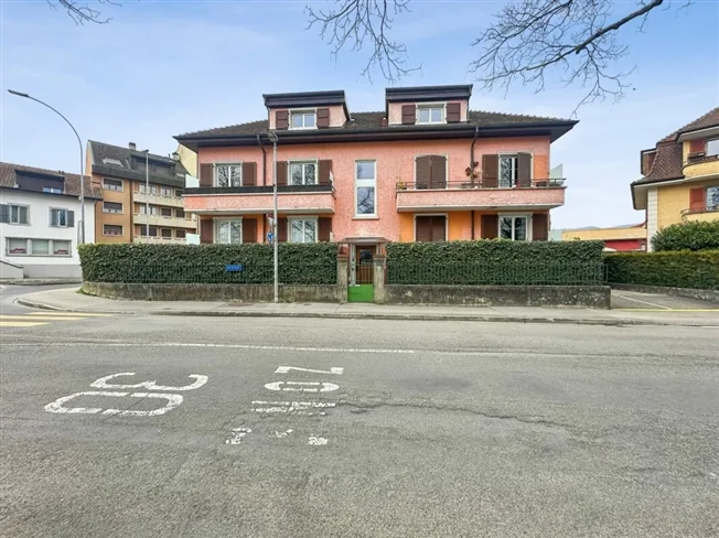 ES NIMMT DAS GESAMTE DACH DES GEBÄUDES EIN DEIN KOKON UNTER DEM DACH ZUM THIELLE HIN