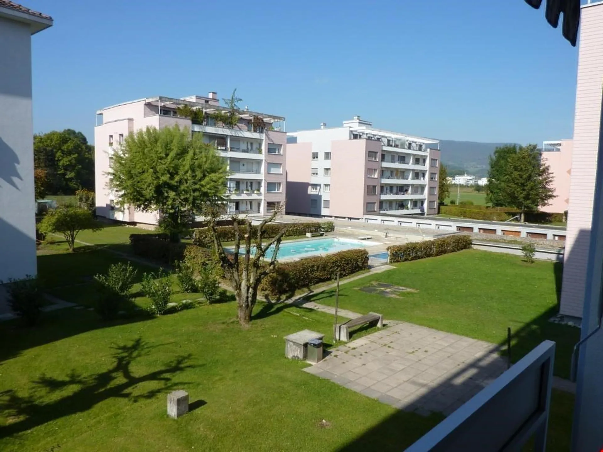 renovierte 3.5-Zimmerwohnung an ruhiger Lage mit Aussen-Pool