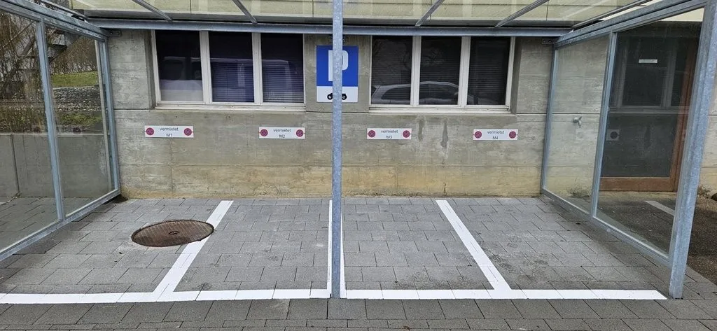 Aussen-Motorradplätze mit Unterstand zu vermieten