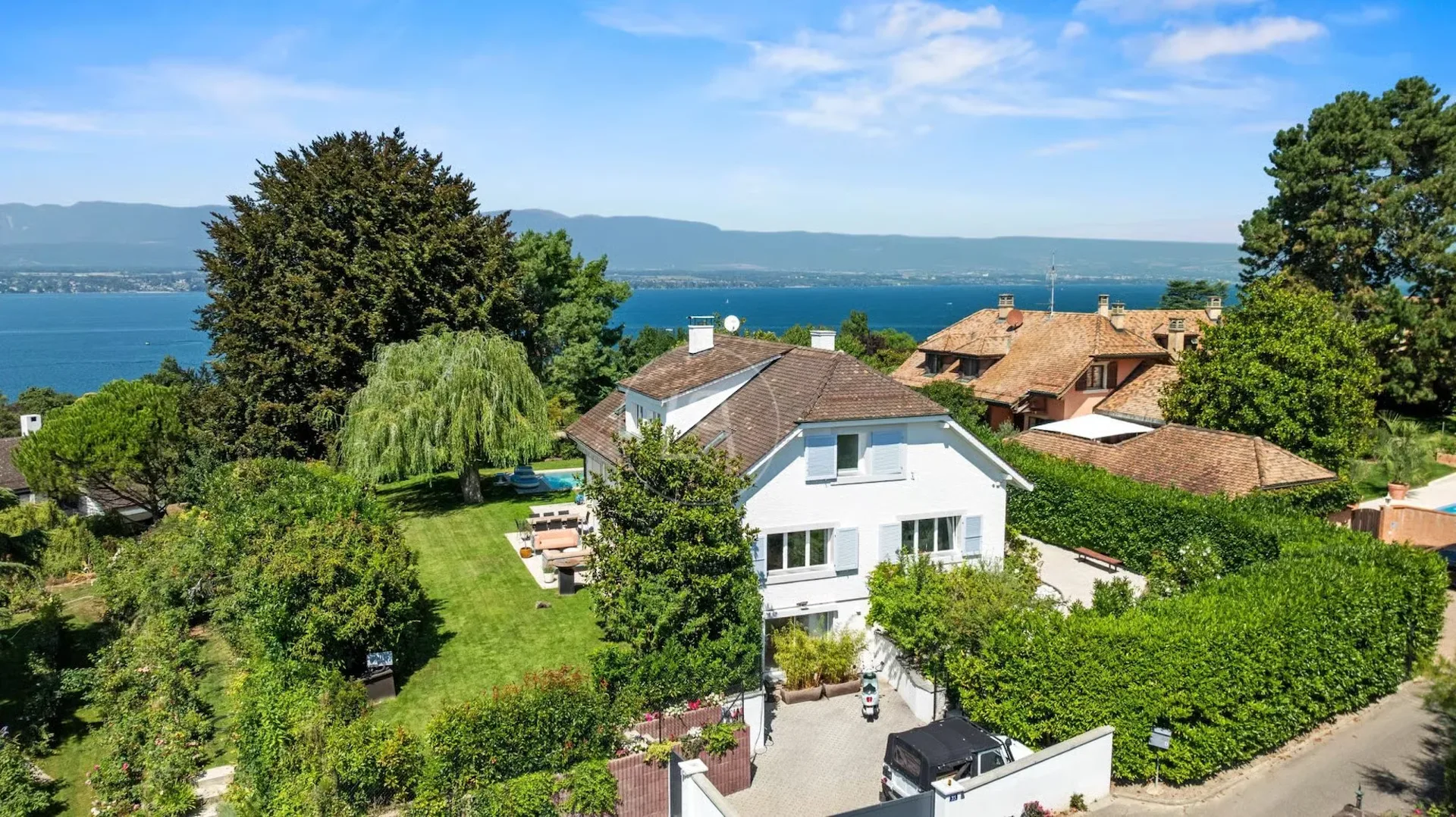 Schönes Familienhaus, Swimmingpool, Seeblick, linke Seite, GE